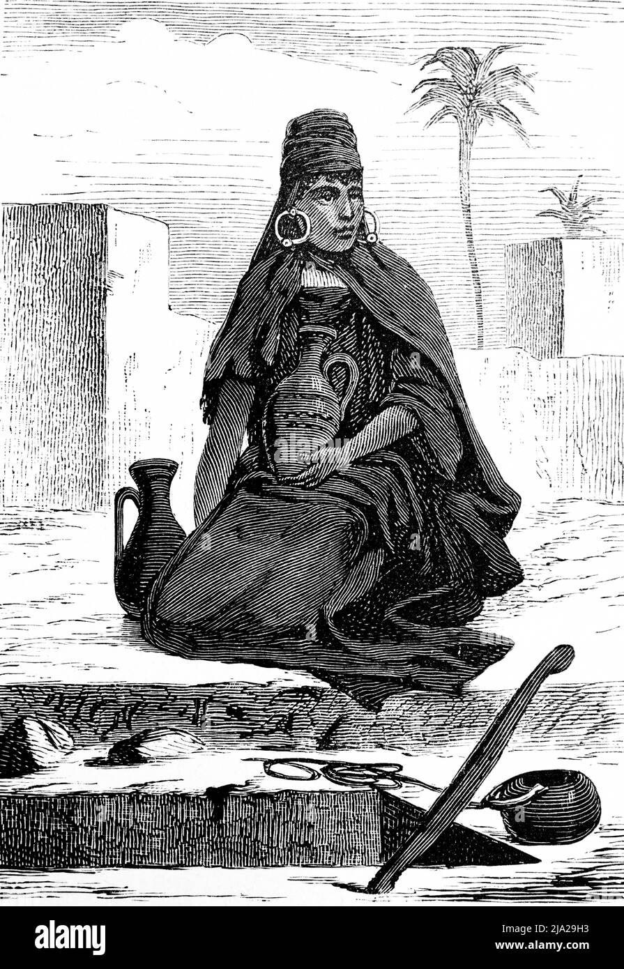 Nomad, donna, abito tradizionale, orecchini, caraffa d'acqua, albero di palma, edificio di fango, seduta, ritratto, illustrazione storica 1881, Tunisia Foto Stock