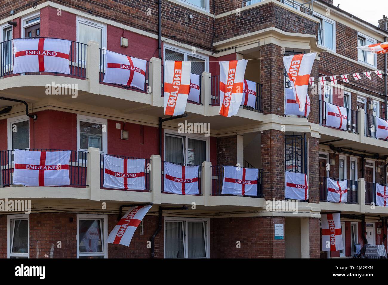 Chris e Alan della Kirby Estate a Bermondsey, nel sud-est di Londra, hanno messo in su 100's dell'Inghilterra (croce di St George) bandiere davanti al campionato europeo questo fine settimana caratterizzato: Atmosfera dove: Londra, Regno Unito quando: 12 giu 2021 accreditamento: Phil Lewis/WENN Foto Stock