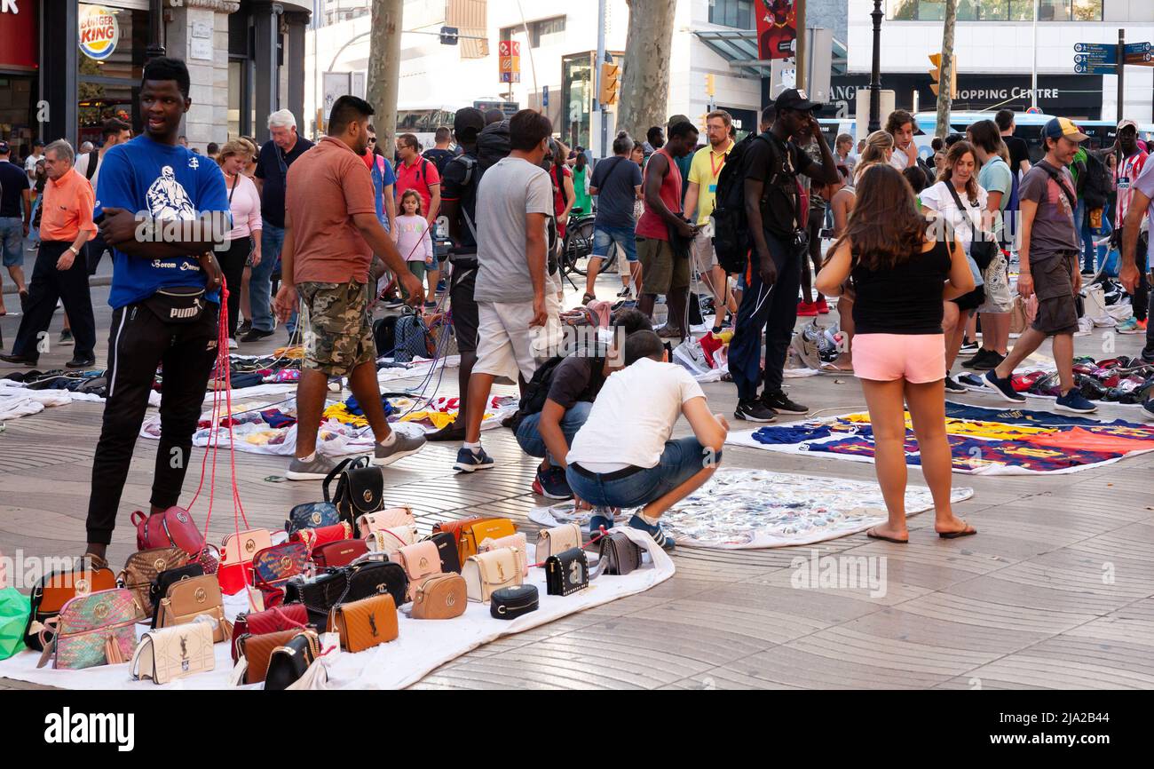 Vendita di merci contraffatte su la Rambla, Barcellona Foto Stock