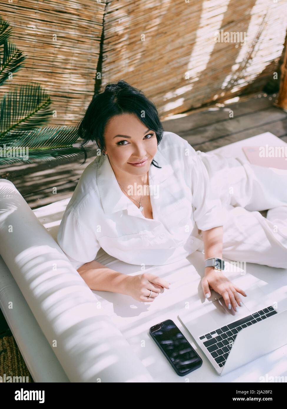 Bella donna imprenditore libero lavoro da remoto. Formazione, viaggi, business concept Foto Stock