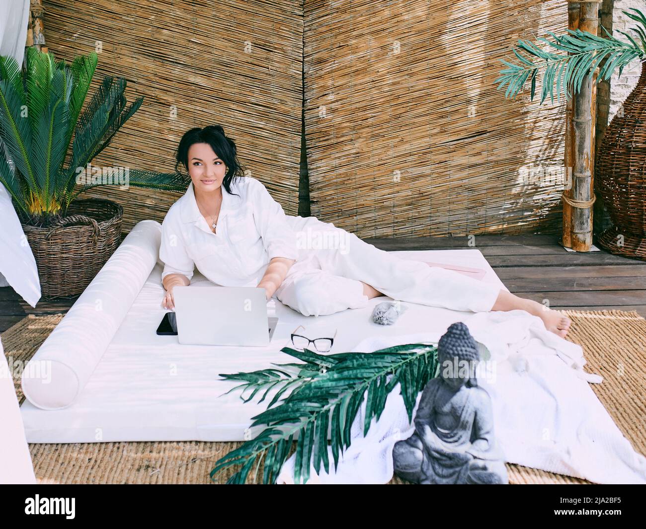 Bella donna imprenditore libero lavoro da remoto. Formazione, viaggi, business concept Foto Stock