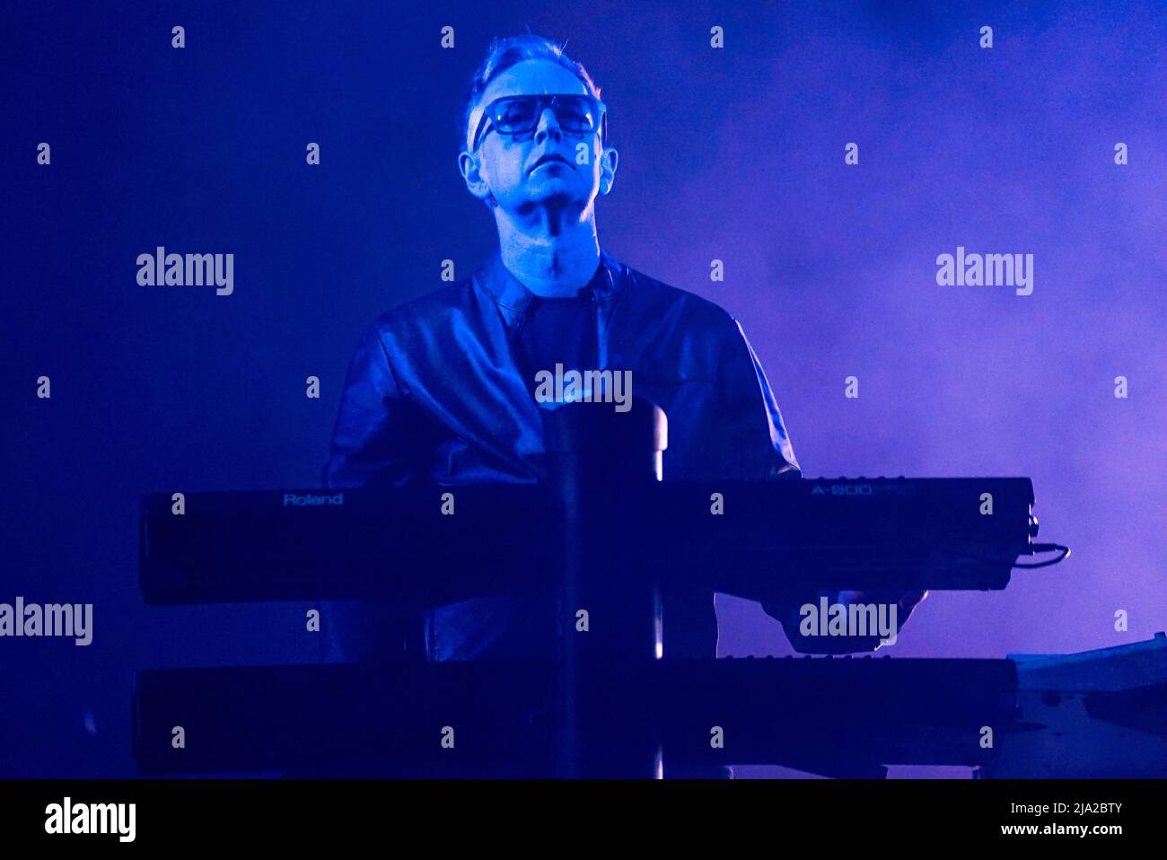 **FOTO DEL FILE** Andy Fletcher della modalità Defeche è scomparsi. Depeche Mode si esibisce dal vivo nel Global Spirit Tour presso l'Honda Center di Anaheim, California USA, il 22 maggio 2018. Credit: Kevin Estrada/MediaPunch Foto Stock