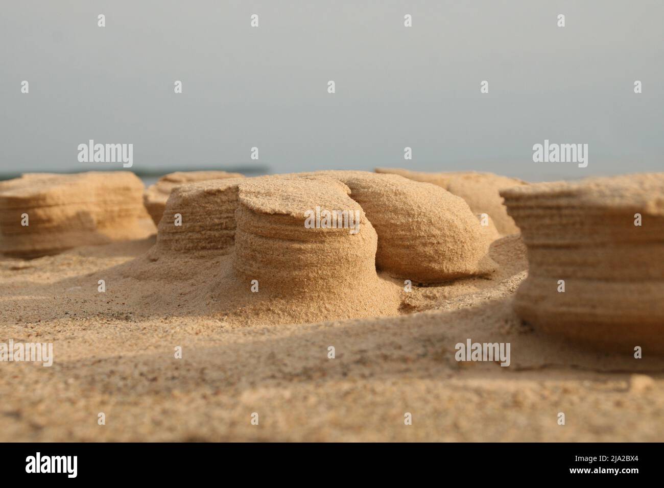 Sculture naturali di vento e sabbia nel mar baltico e nel golfo di riga in Lettonia. Cielo e mare sullo sfondo Foto Stock