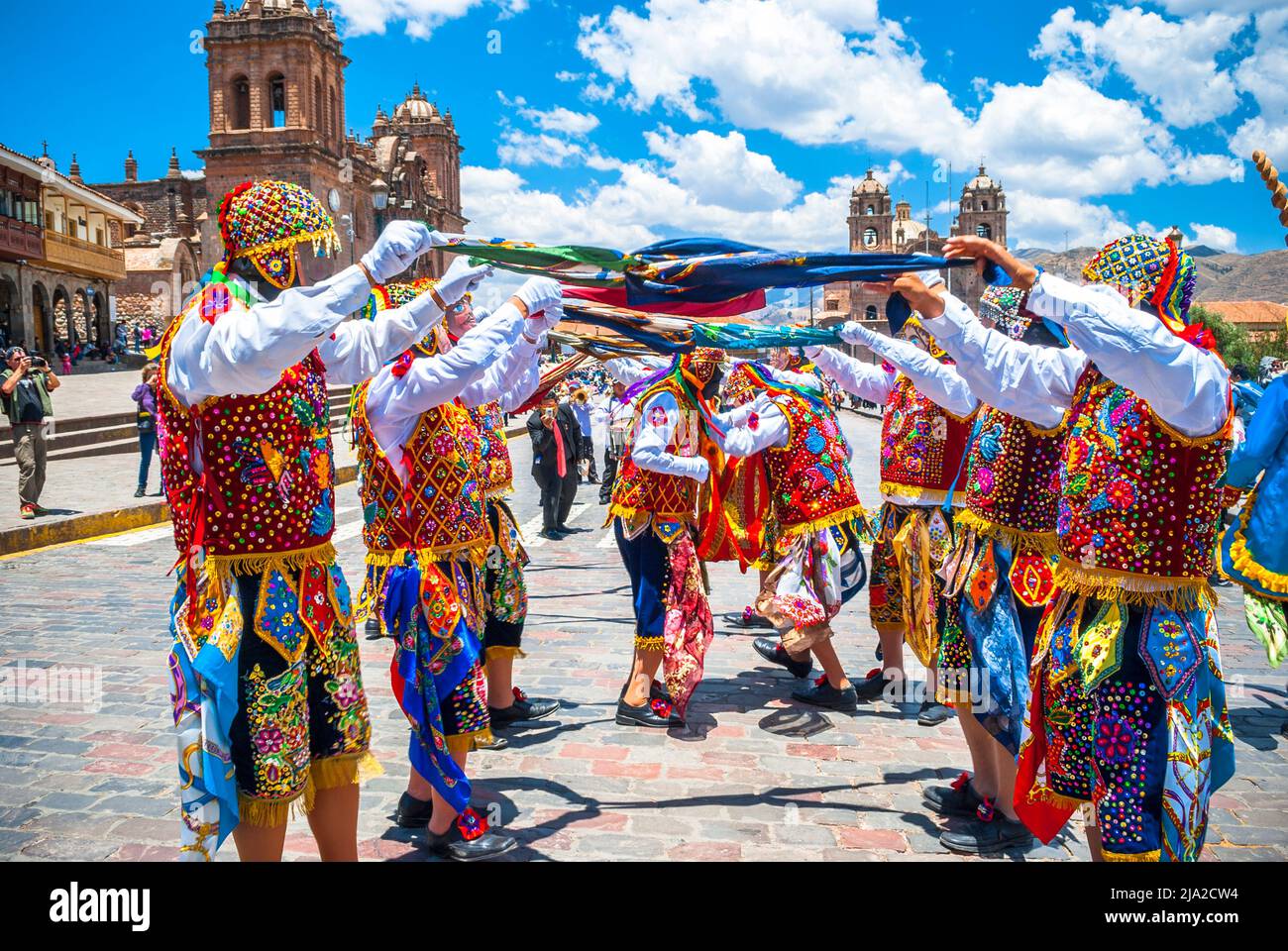 Cusco Perù - persone che ballano nei festeggiamenti con abiti tradizionali e maschere Foto Stock