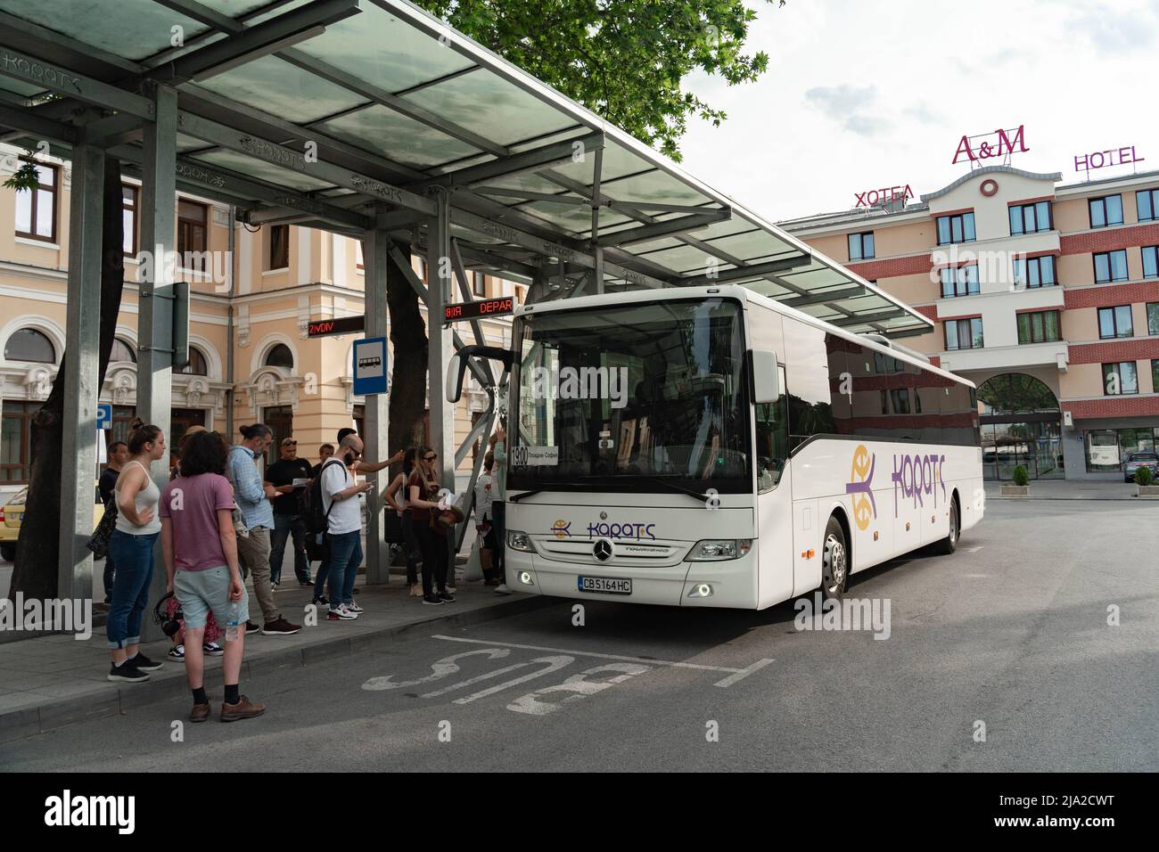 Plovdiv, Bulgaria - 23.05.2022: I passeggeri salgono a bordo dell'autobus Carat S alla fermata dell'autobus pubblico alla stazione ferroviaria di Plovdiv, BulgariaI Foto Stock