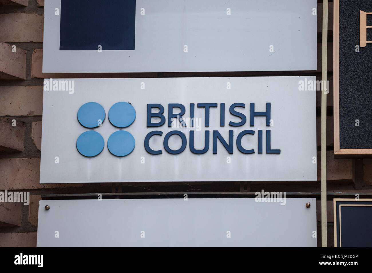 Immagine di un cartello con il logo del british council sul loro ufficio locale per la Slovenia a Lubiana. Il British Council è una specifica dell'organizzazione britannica Foto Stock