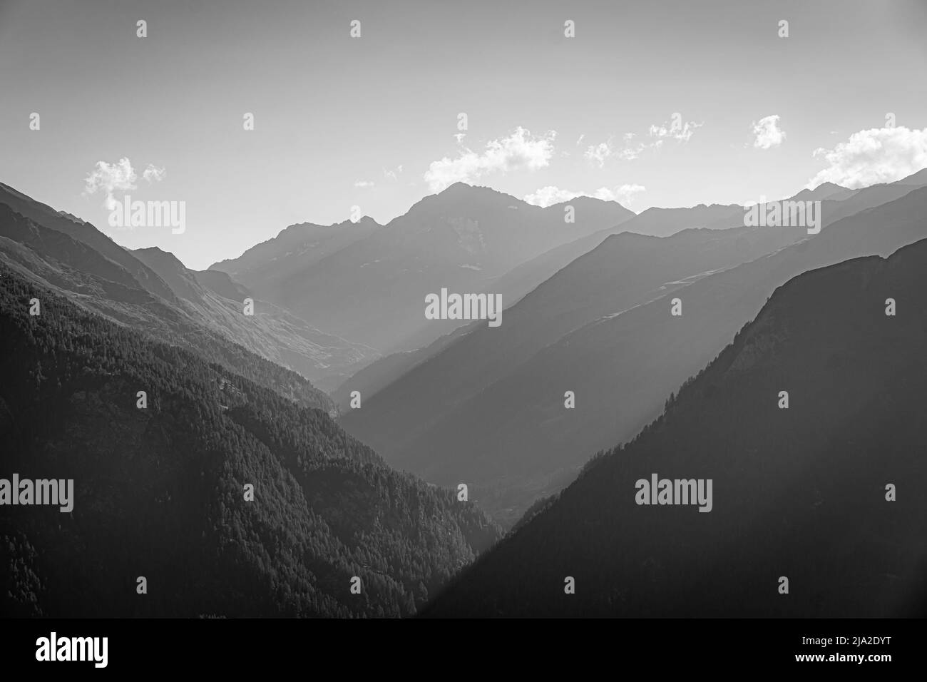 Paesaggio di montagne in Francia con tramonto in bianco e nero Foto Stock