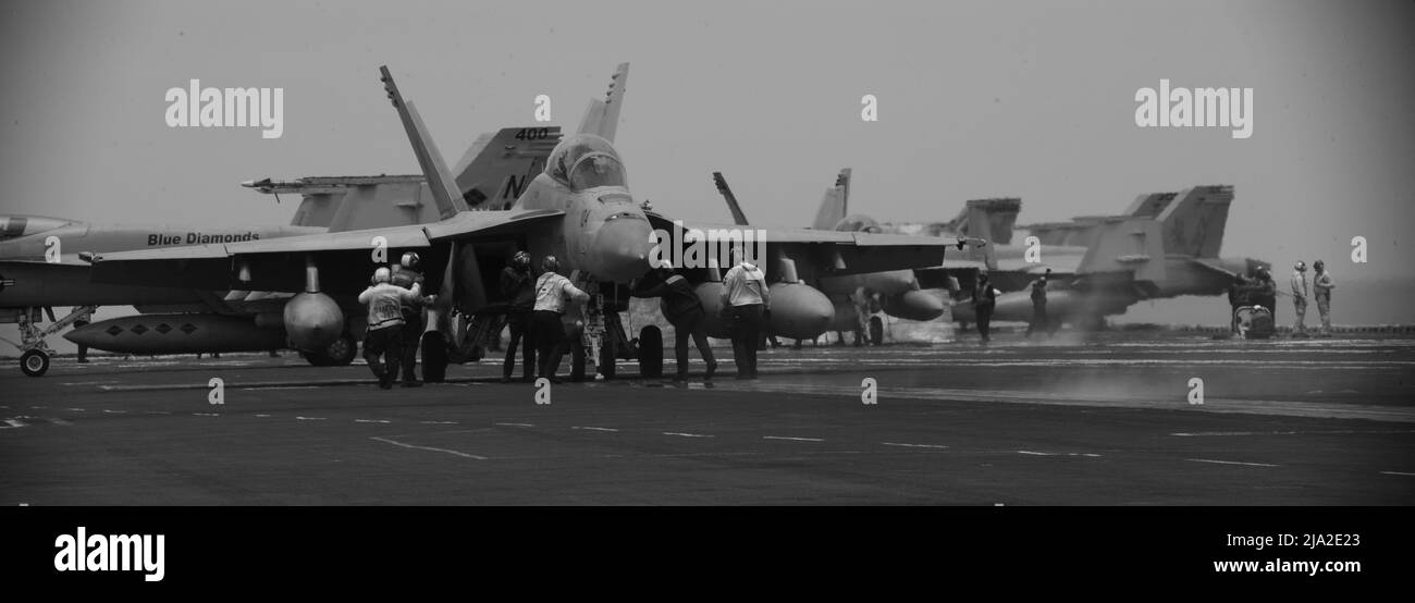 220525-N-YS933-1029 OCEANO PACIFICO (25 maggio 2022) un F/A-18F Super Hornet, dal “Fighting Redcks” di Strike Fighter Squadron (VFA) 22, si prepara al lancio della portaerei USS Nimitz (CVN 68). Nimitz è in corso nell'area operativa della flotta USA 3rd. (STATI UNITI Foto Navy di Mass Communications Specialist 3rd Classe Lorenzo Fekieta-Martinez) Foto Stock