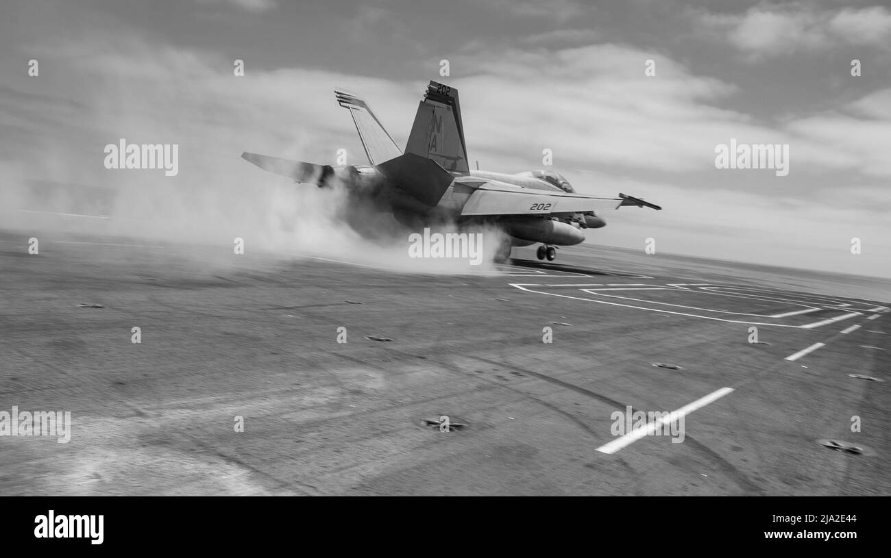 220525-N-YS933-1108 OCEANO PACIFICO (25 maggio 2022) un F/A-18E Super Hornet, dal “Mighty Shrikes” di Strike Fighter Squadron (VFA) 94, lancia dal ponte di volo a bordo della portaerei USS Nimitz (CVN 68). Nimitz è in corso nell'area operativa della flotta USA 3rd. (STATI UNITI Foto Navy di Mass Communications Specialist 3rd Classe Lorenzo Fekieta-Martinez) Foto Stock
