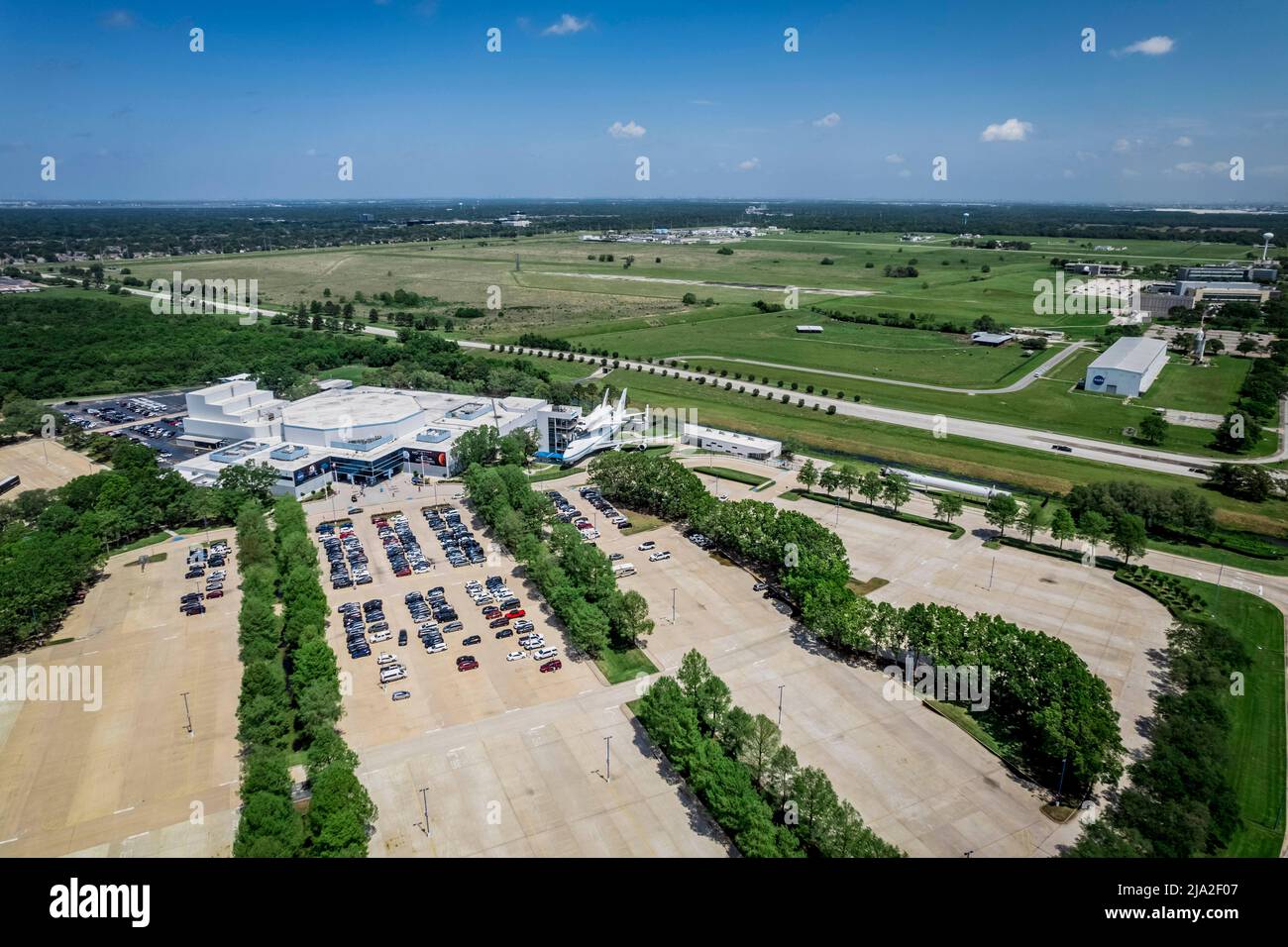 Houston, Texas, Stati Uniti. 14th Set 2017. Space Center Houston, fotografato lunedì 2 maggio 2022, è un museo della scienza che funge da centro visitatori ufficiale del Johnson Space Center della NASA a Houston. Ha guadagnato un posto come museo della filiale di Smithsonian in 2014. L'organizzazione è di proprietà della NASA e gestita in base a un contratto della Spaceflight Education Foundation, presidiata senza scopo di lucro. Il centro spaziale Johnson accanto è la sede del Mission Control e dell'allenamento degli astronauti. Il centro è stato inaugurato nel 1992 e sostituisce l'ex centro visitatori del Johnson Space Center Building 2. Il museo ha una superficie di 250.000 mq Foto Stock