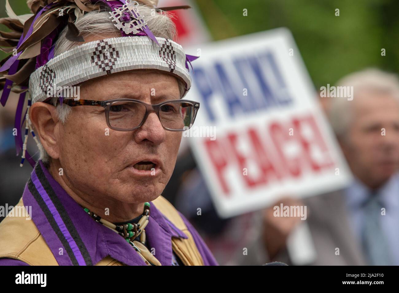 Kevin Deer ha parlato con la folla di manifestanti durante il Bill-96 Rally a Mohawk e in inglese. Foto Stock