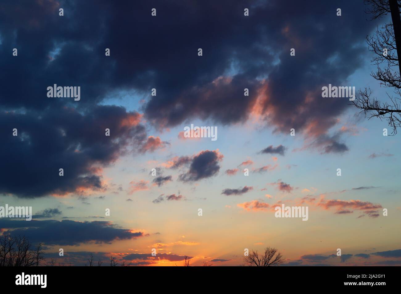 Un tramonto su un lago. Foto Stock