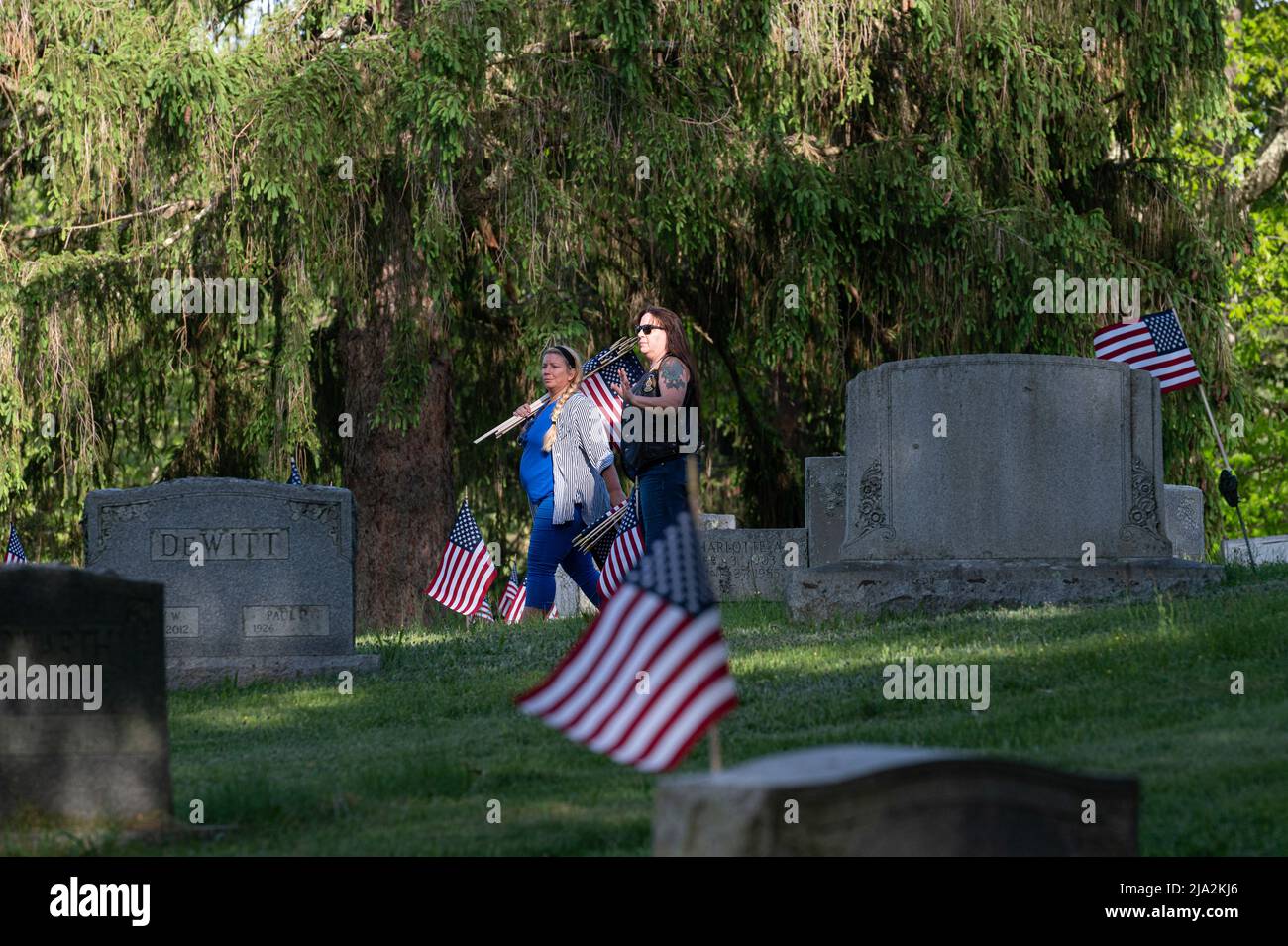 Dallas, Stati Uniti. 25th maggio 2022. I volontari trasportano bandiere attraverso un cimitero mentre cercano bandiere che devono essere sostituite per i membri del Memorial Day della legione americana, i Boy Scouts e i Scouts della ragazza stanno sostituendo le bandiere tattered durante i cimiteri in preparazione alla festa del Memorial Day. (Foto di Aimee Dilger/SOPA Images/Sipa USA) Credit: Sipa USA/Alamy Live News Foto Stock