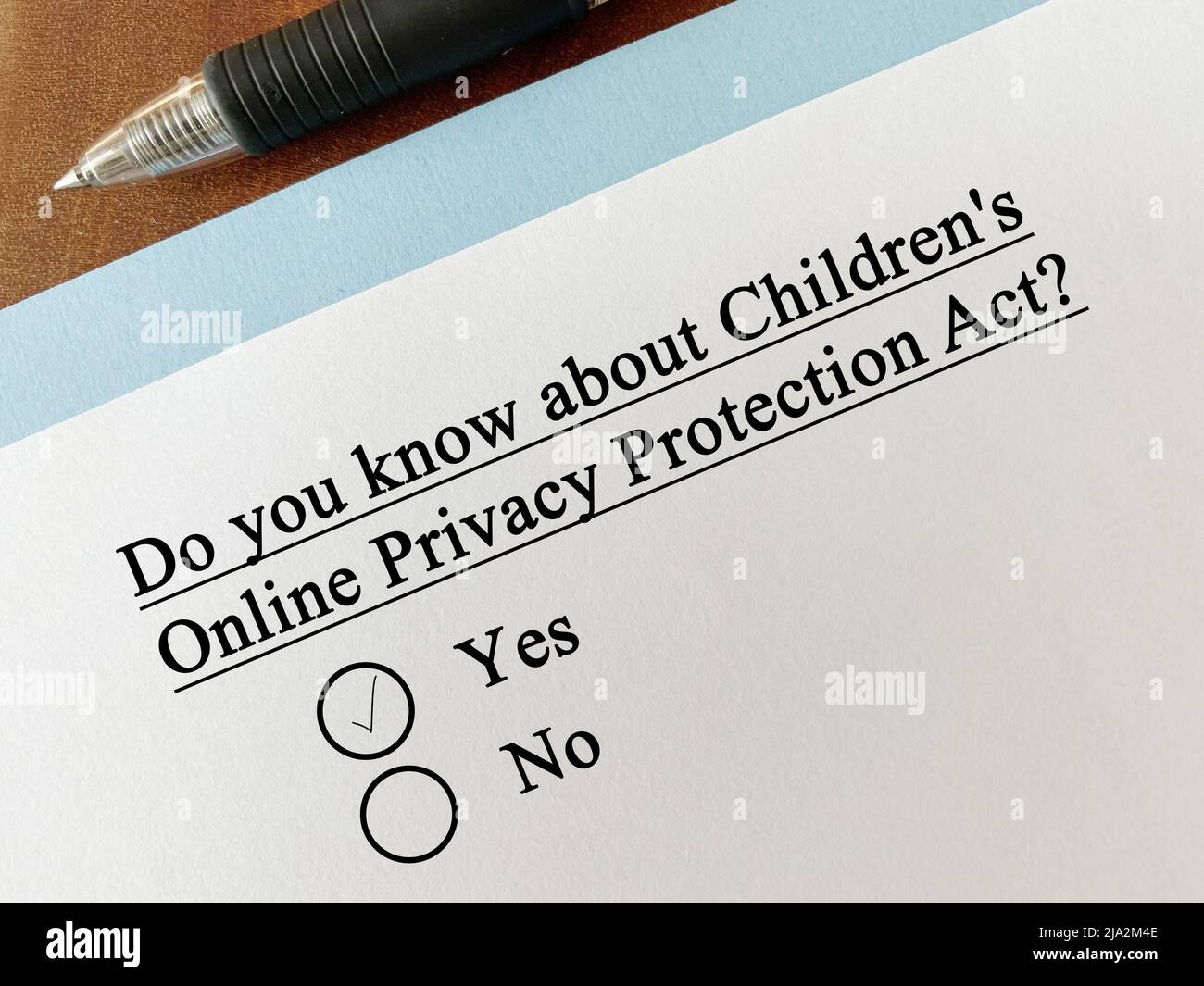 Una persona sta rispondendo alla domanda sulla truffa e la frode. Conosce la legge sulla tutela della privacy online dei bambini. Foto Stock