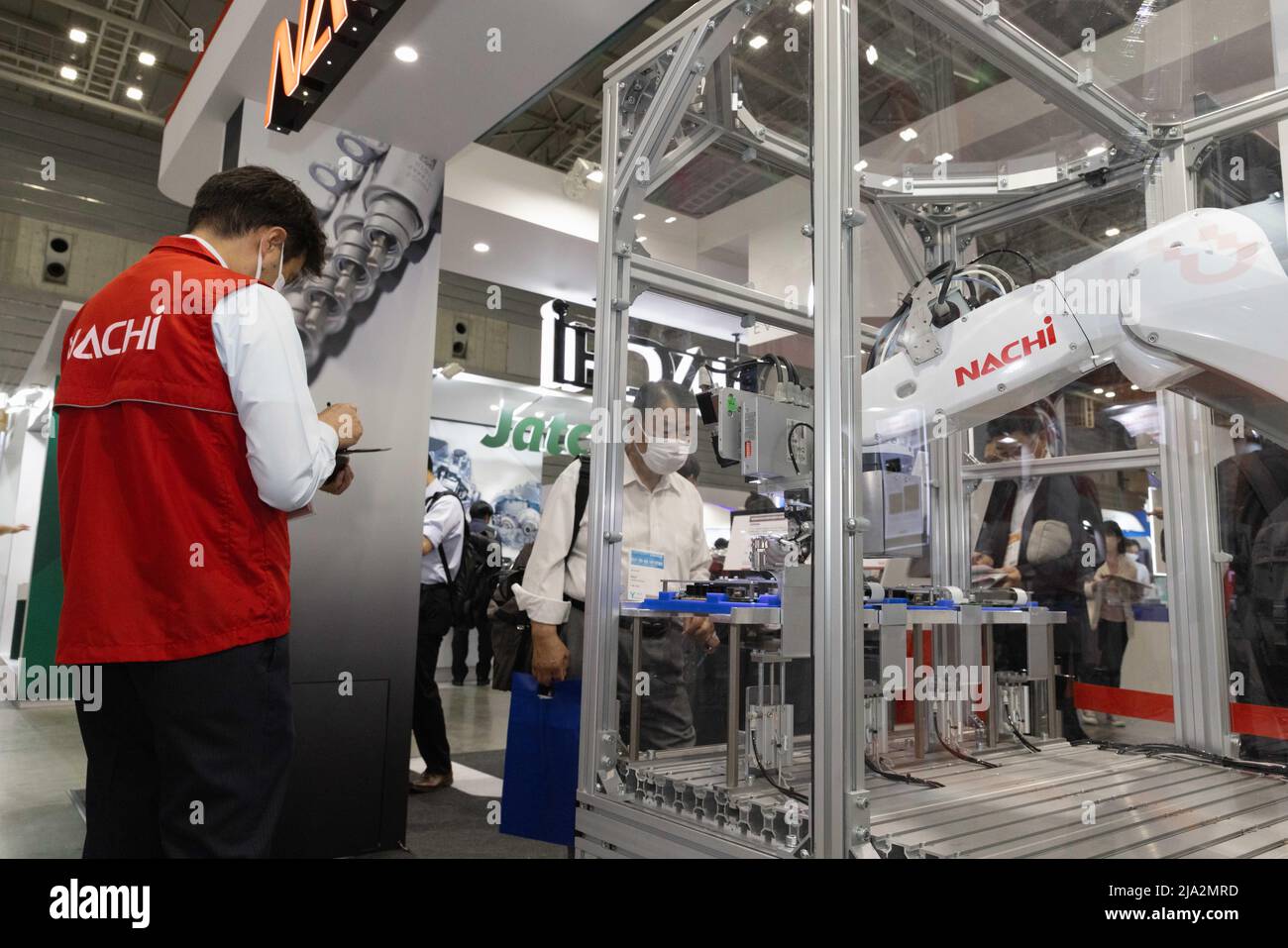 Stand espositore del produttore giapponese di parti automobilistiche Nachi-Fujikoshi alla fiera Automotive Engineering Exposition 2022 a Pacifico Yokohama il 25 maggio 2022. Credit: Stanislav Kogiku/AFLO/Alamy Live News Foto Stock