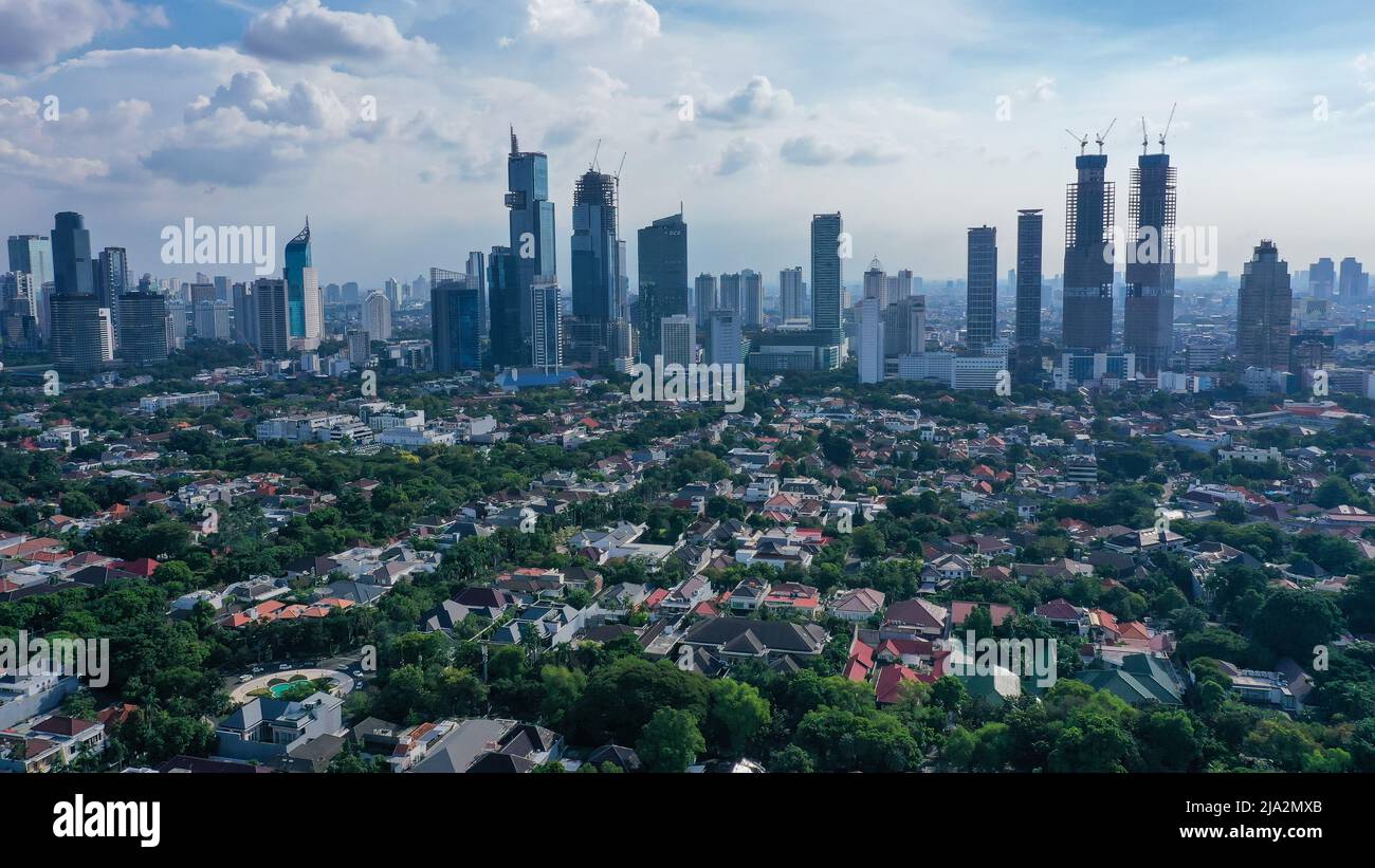 Drammatica cielo di Jakarta skyline del centro dove i moderni grattacieli contrasta con il povero quartiere residenziale in Indonesia la città capitale Foto Stock
