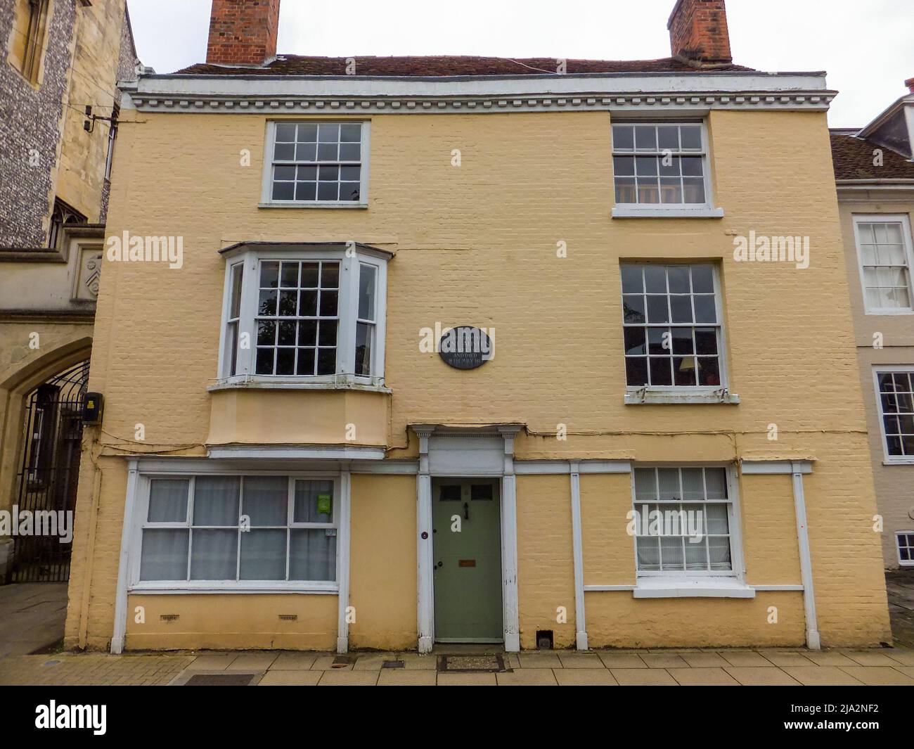 Questa casa gialla a tre piani a Winchester, Hampshire, Inghilterra, Regno Unito divenne l'ultimo luogo di riposo di Jane Austen nel 1817. Foto Stock