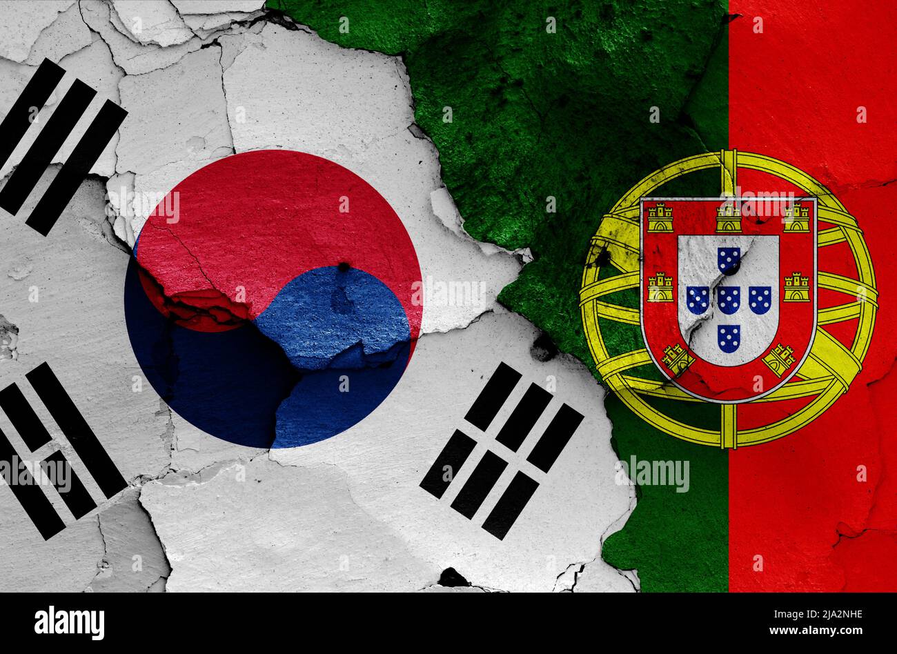 Bandiere della Corea del Sud e del Portogallo dipinte su pareti incrinate Foto Stock