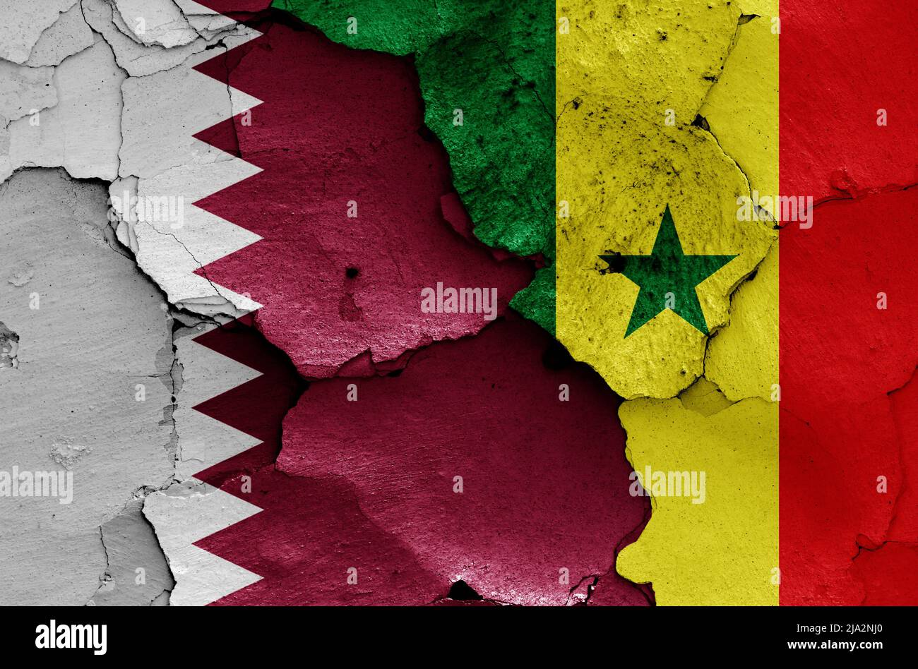 Bandiere del Qatar e del Senegal dipinte su muro rotto Foto Stock