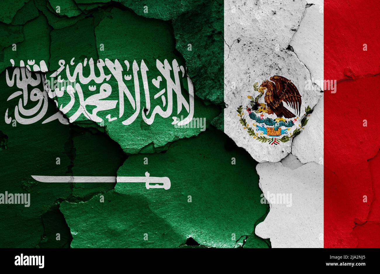 Bandiere dell'Arabia Saudita e del Messico dipinte su muro incrinato Foto Stock