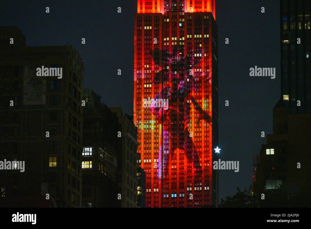 Le scene del programma televisivo 'stranger Things' sono proiettate sull'Empire state Building durante il momento del fan globale di Stranger Things 4 il 26 maggio, Foto Stock