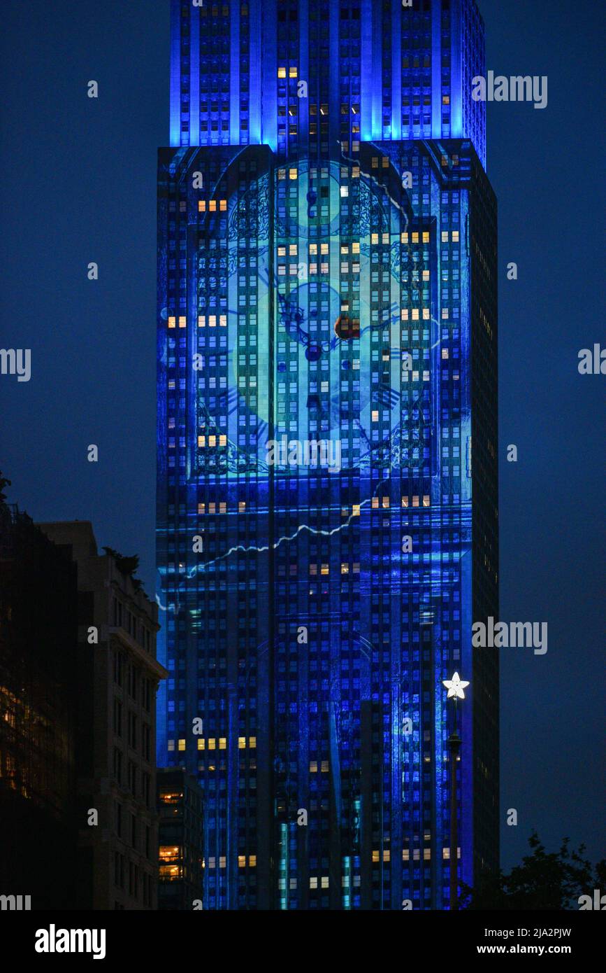 Le scene del programma televisivo 'stranger Things' sono proiettate sull'Empire state Building durante il momento del fan globale di Stranger Things 4 il 26 maggio, Foto Stock