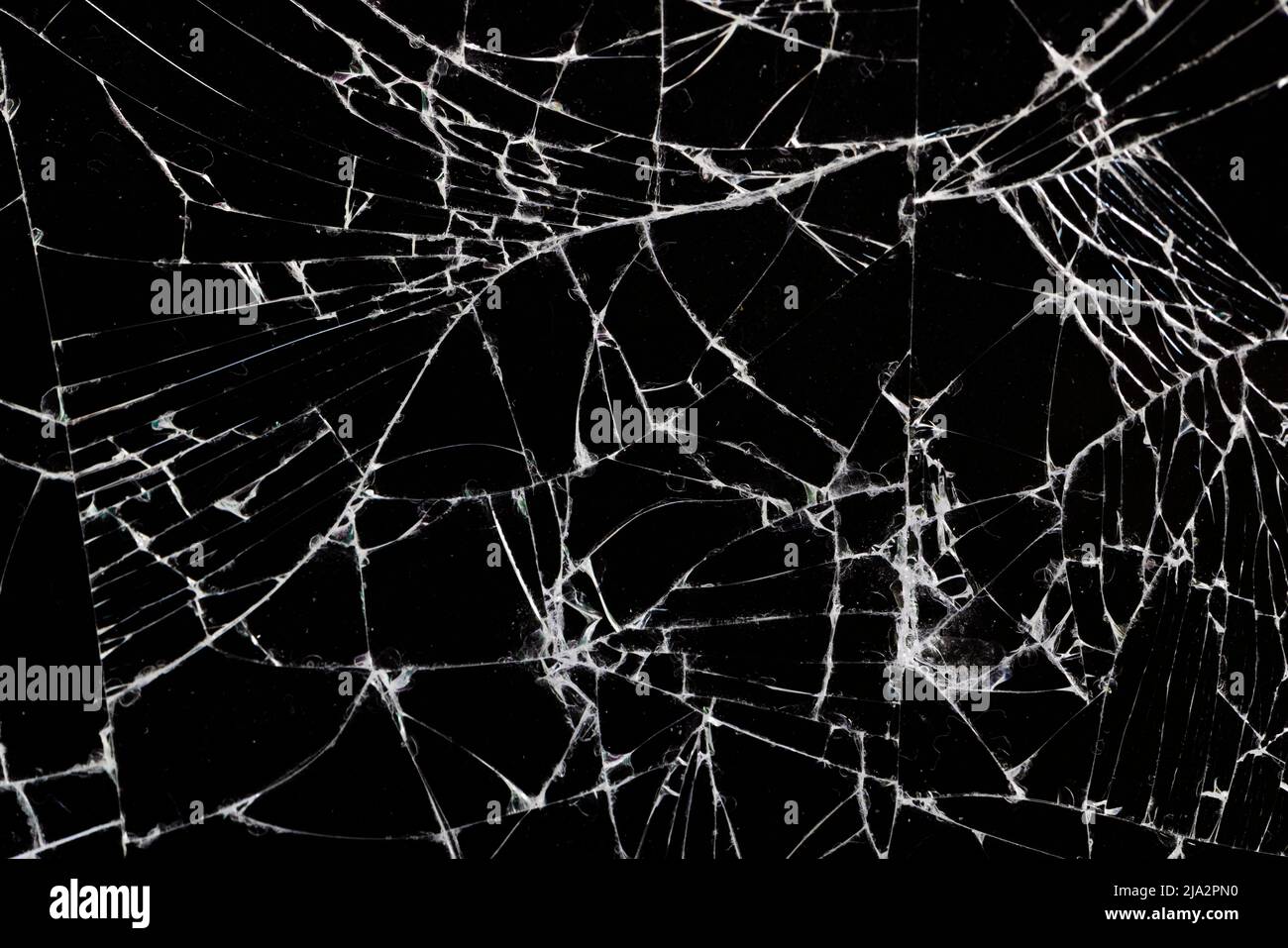 vecchio vetro sporco con molte crepe, vecchio vetro rotto su sfondo nero Foto Stock