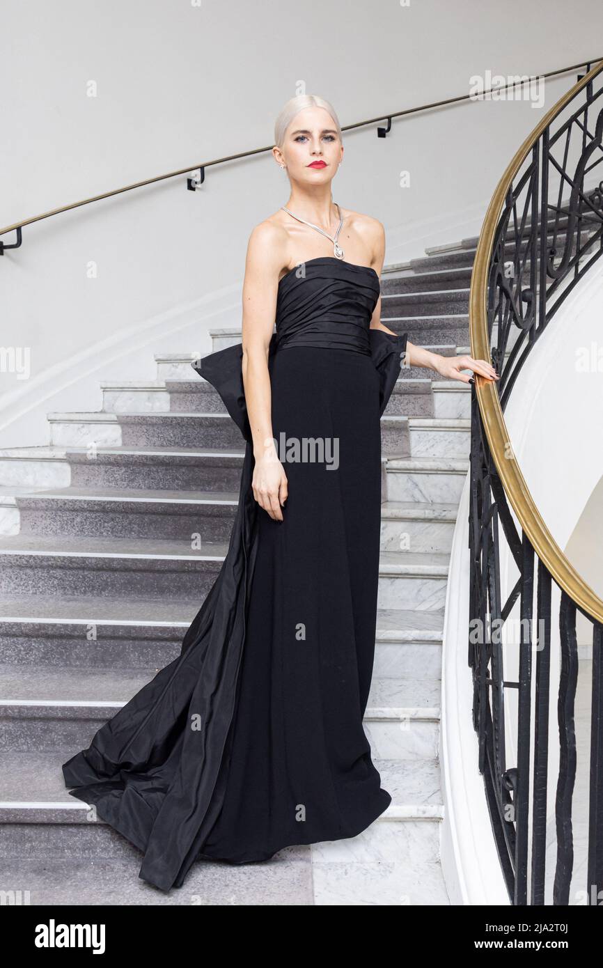 Cannes, Francia, 25 maggio 2022, esclusiva - Caro Daur in Ralph Lauren  vestito e gioielli Tiffany pone all'Hotel Martinez durante il festival  annuale 75th del film di Cannes il 25 maggio 2022