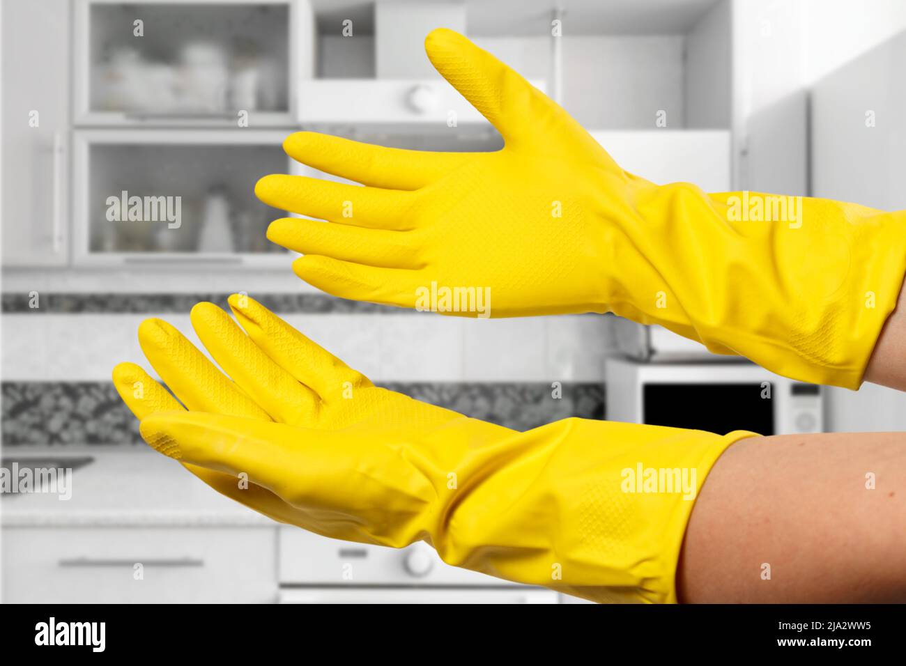 Primo piano delle mani delle donne che indossano guanti di gomma gialli  Foto stock - Alamy