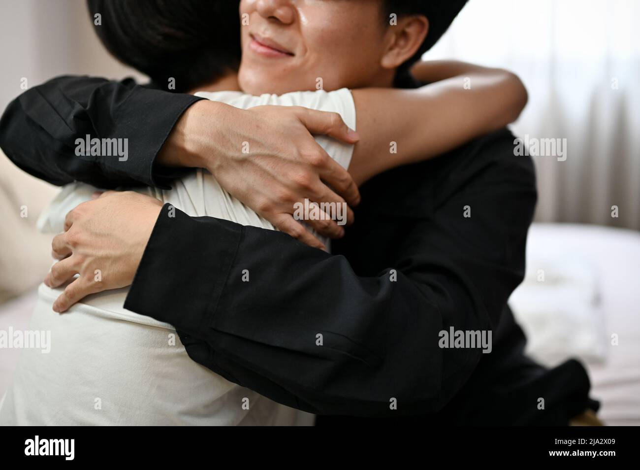 Coppia asiatica teen gay abbracciando coccolarsi l'un l'altro in camera da letto. Mostrare un po' di affetto LGBT. Gay in Love Concept. Immagine close-up Foto Stock