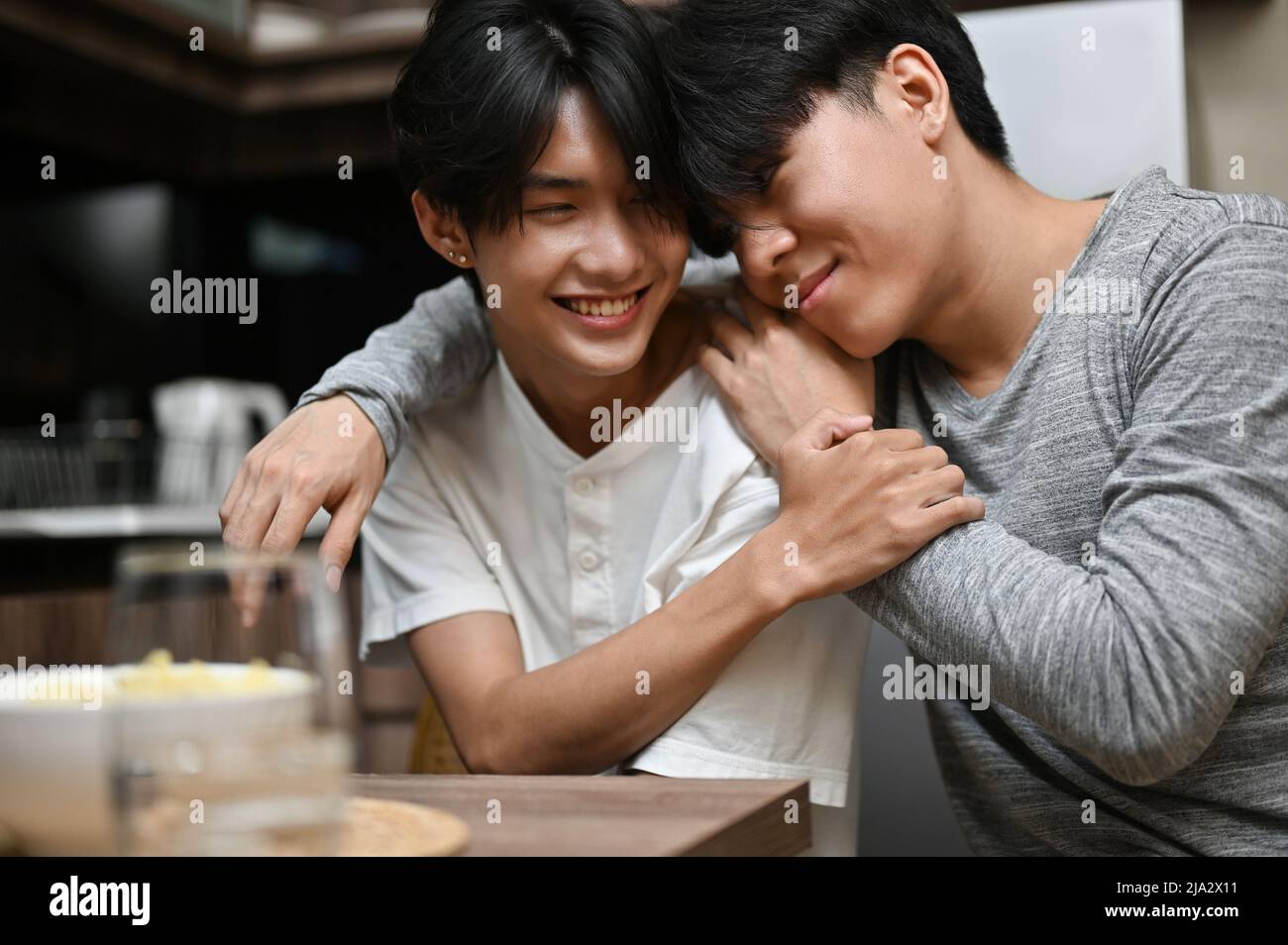 Una giovane coppia asiatica gay che mostra un po' di affetto d'amore, condividendo una sensazione speciale, braccia l'una intorno all'altra, felice di essere insieme. Coppie LGBT conc Foto Stock