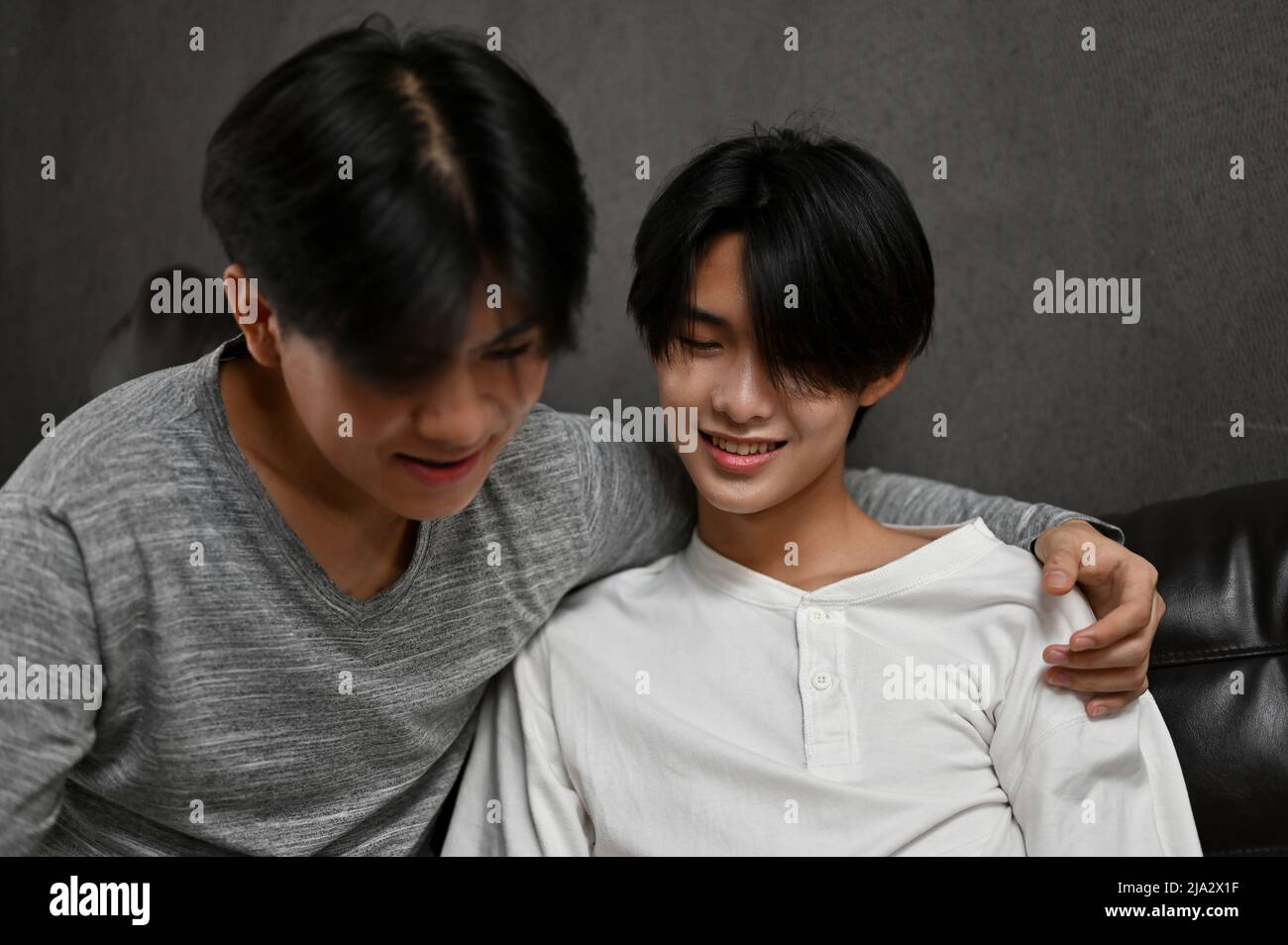 LGBT gay uomini coppie, Un uomo ha messo il suo braccio intorno alle spalle del suo ragazzo. Amici di tipo intimi che mostrano un po 'di affetto LGBT. Foto Stock