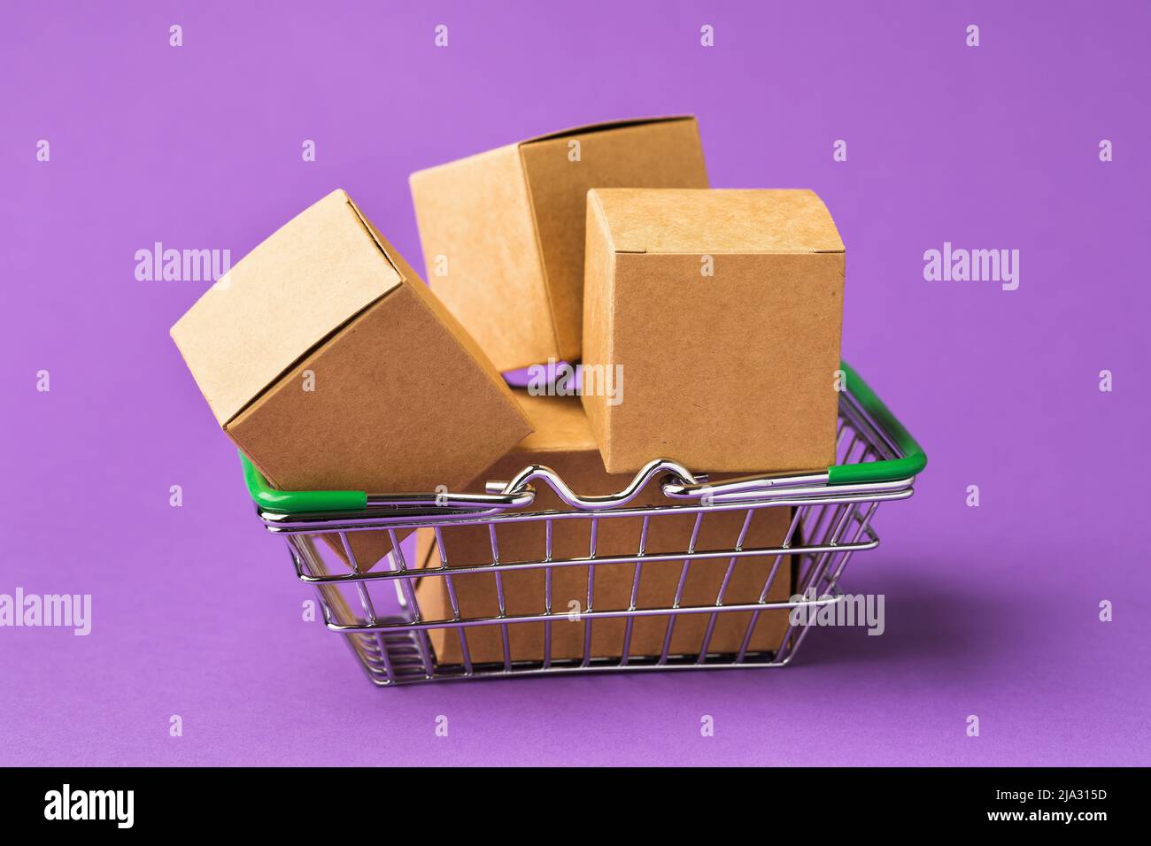 Varie scatole in un cestino di cibo su uno sfondo colorato, concetto commerciale e logistica Foto Stock
