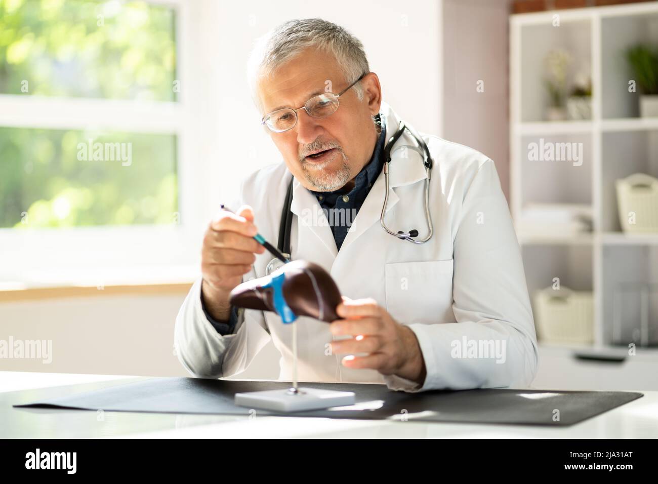 Ritratto di buon medico maturo in Clinica Foto Stock