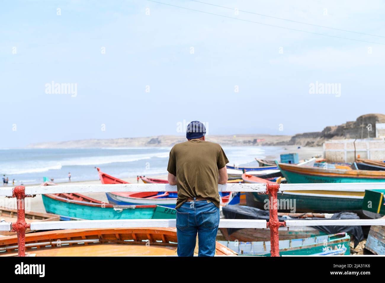 Turista dal retro guardando il mare nella città di Pacasmayo - Perù Foto Stock