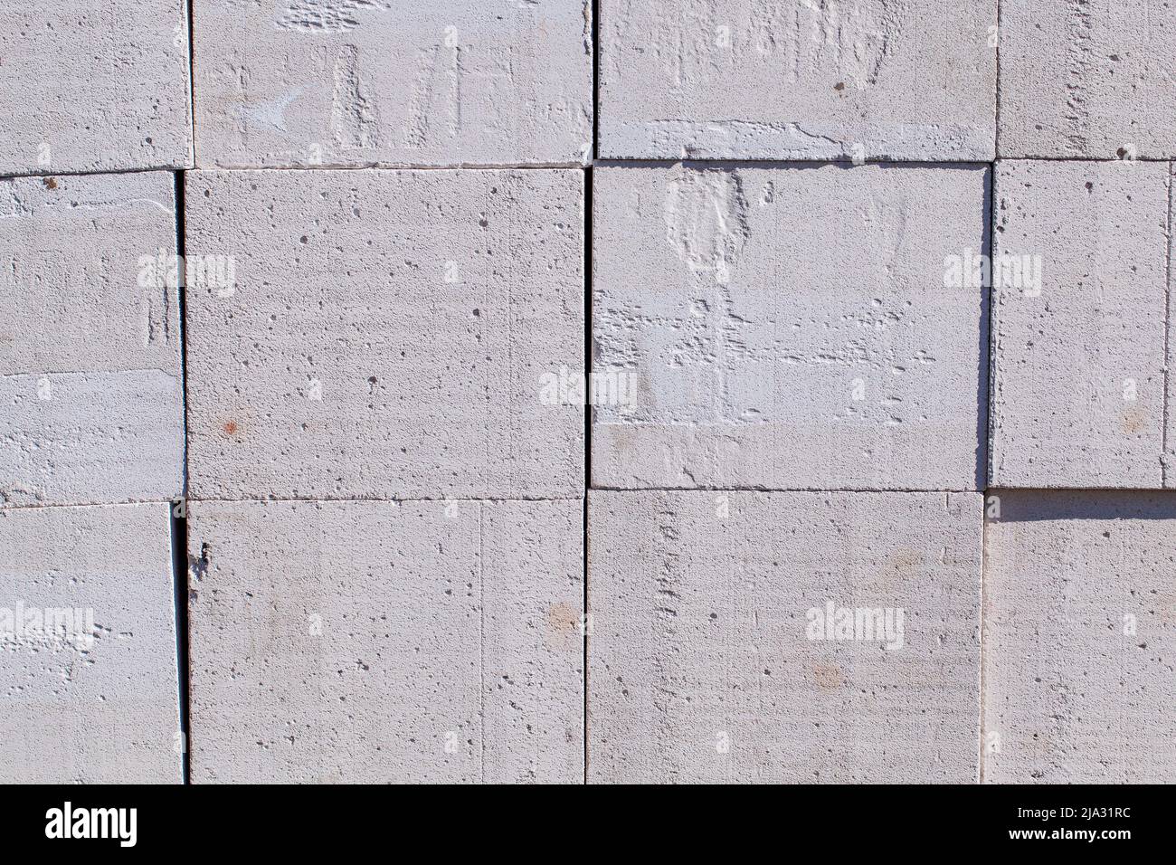 blocchi in silicato di grandi dimensioni per la costruzione di edifici e altre strutture, nuovi blocchi impilati sul cantiere Foto Stock