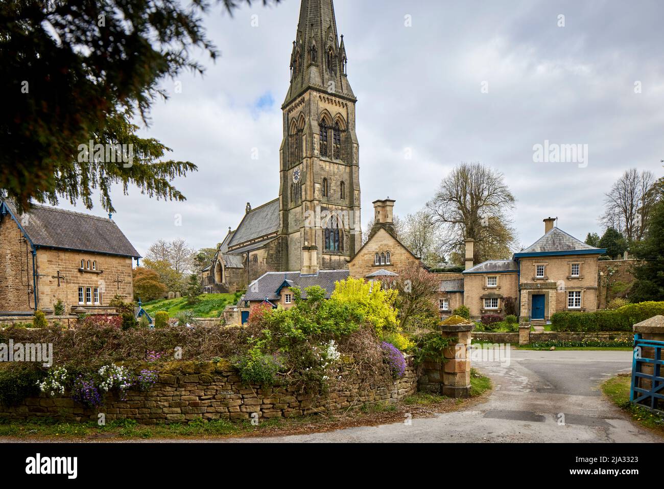 Edensor pittoresco villaggio in Derbyshire, Inghilterra la maggior parte del villaggio è di proprietà privata, dai Duchi di Devonshire, la famiglia Cavendish Foto Stock