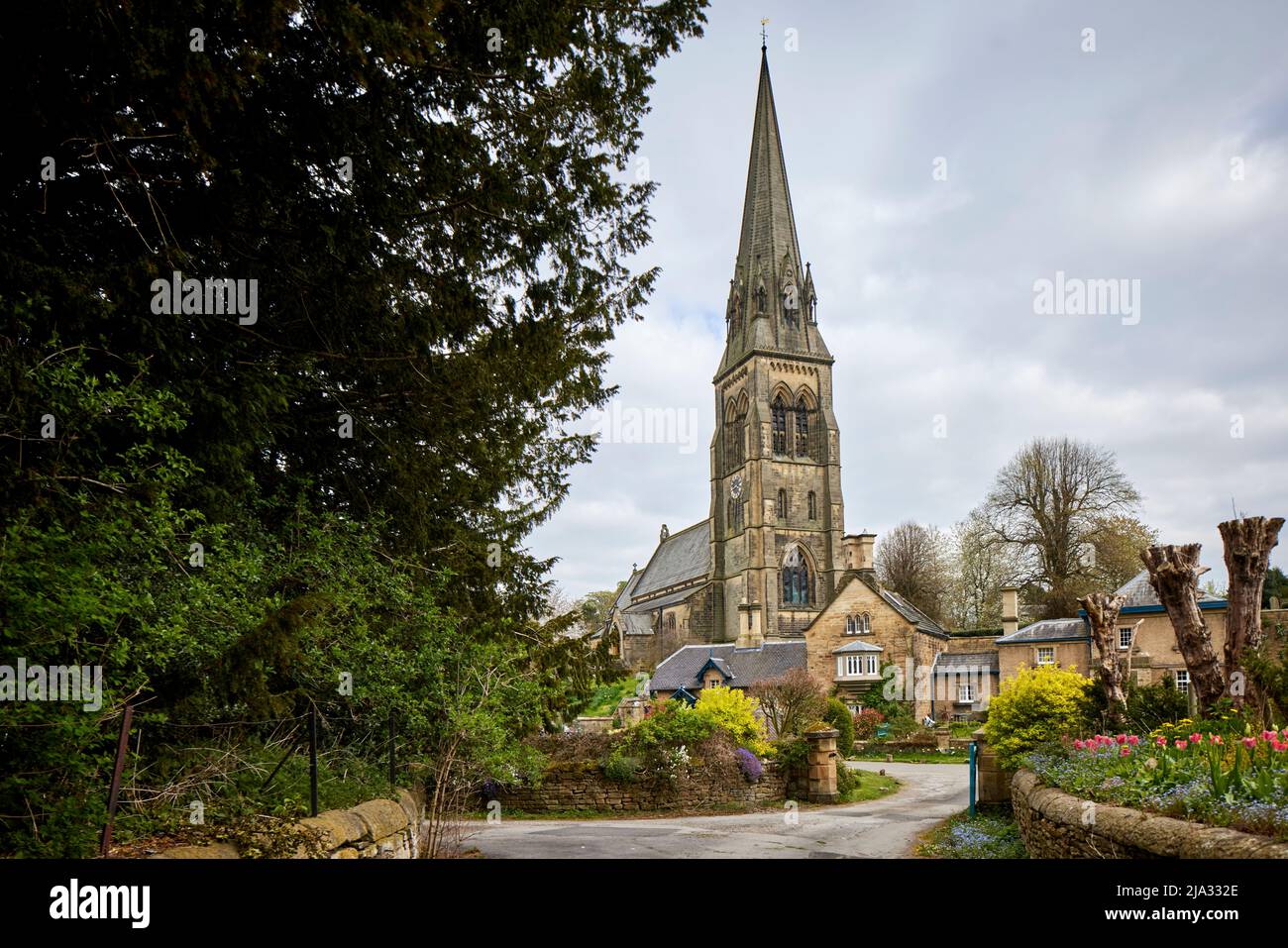 Edensor pittoresco villaggio in Derbyshire, Inghilterra la maggior parte del villaggio è di proprietà privata, dai Duchi di Devonshire, la famiglia Cavendish Foto Stock