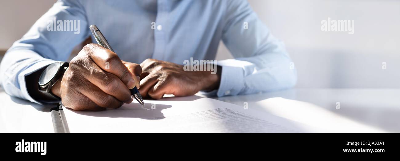 Primo piano del modulo del contratto di riempimento manuale Di Un uomo d'affari Foto Stock