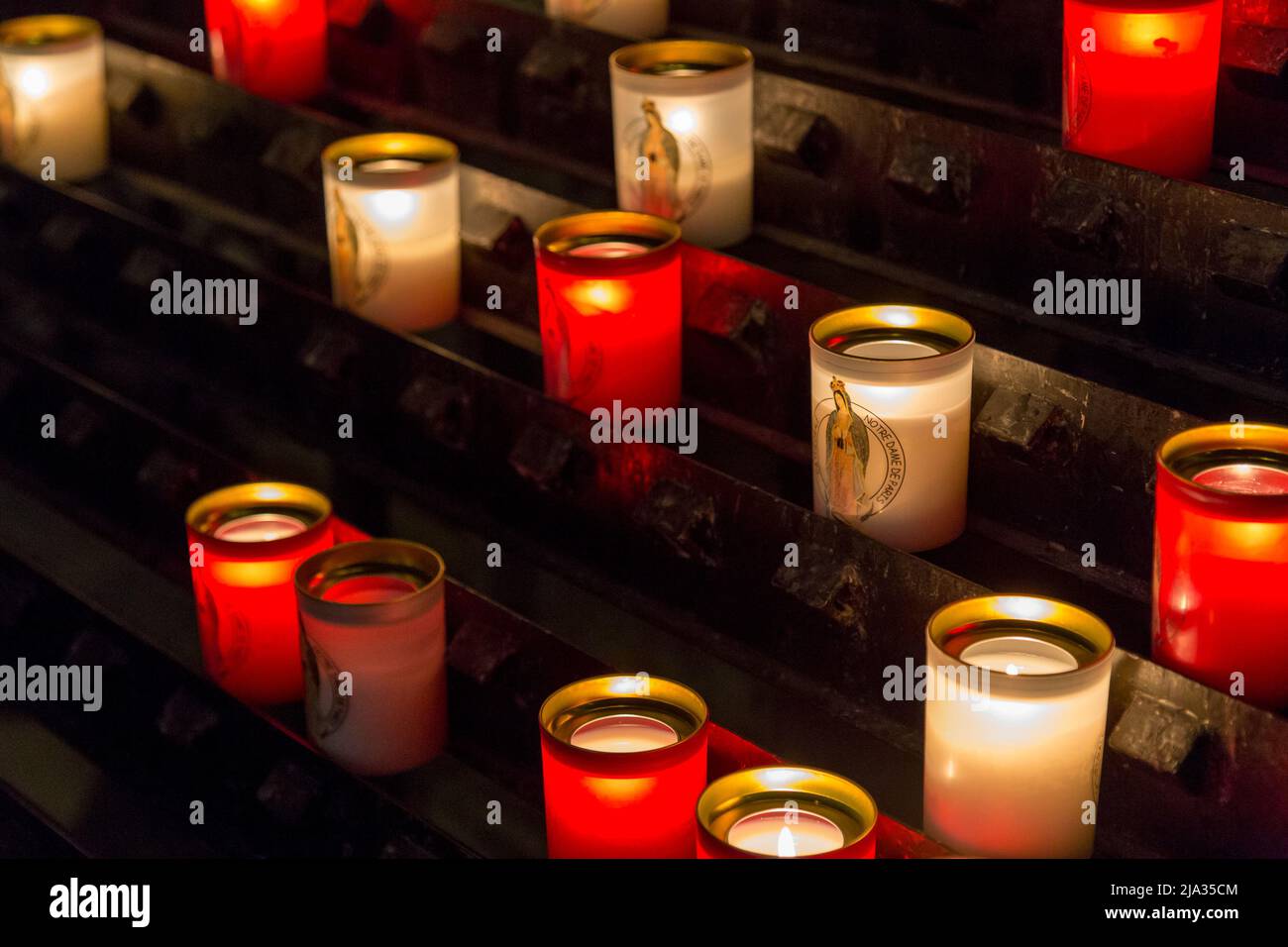Parigi, Francia, marzo 27 2017: Filari di candele votive accese all'interno di Notre Dame de Paris, Francia. Foto Stock