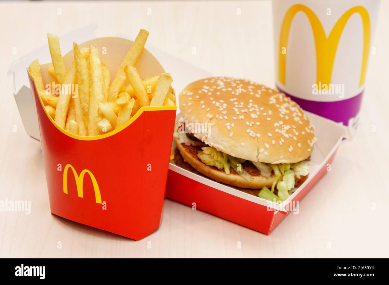Mosca, Russia, 15 marzo 2018: McDonald's Big Mac menu hamburger, patatine fritte e Coca Cola. Foto Stock