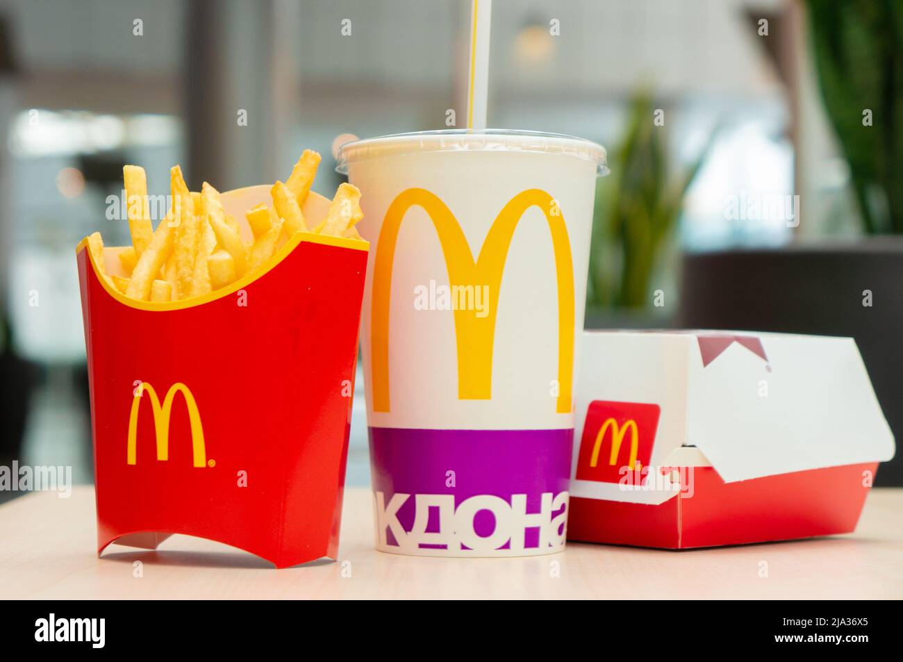 Mosca, Russia, 15 marzo 2018: McDonald's Big Mac menu hamburger, patatine fritte e Coca Cola. Foto Stock