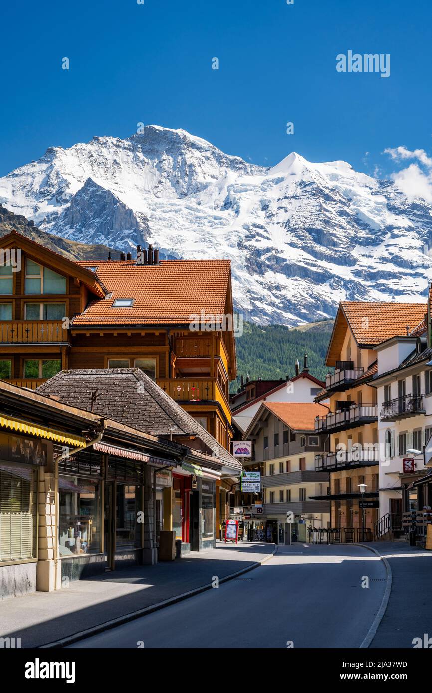 Strada principale con Jungfrau in primo piano, Wengen, Cantone di Berna, Svizzera Foto Stock