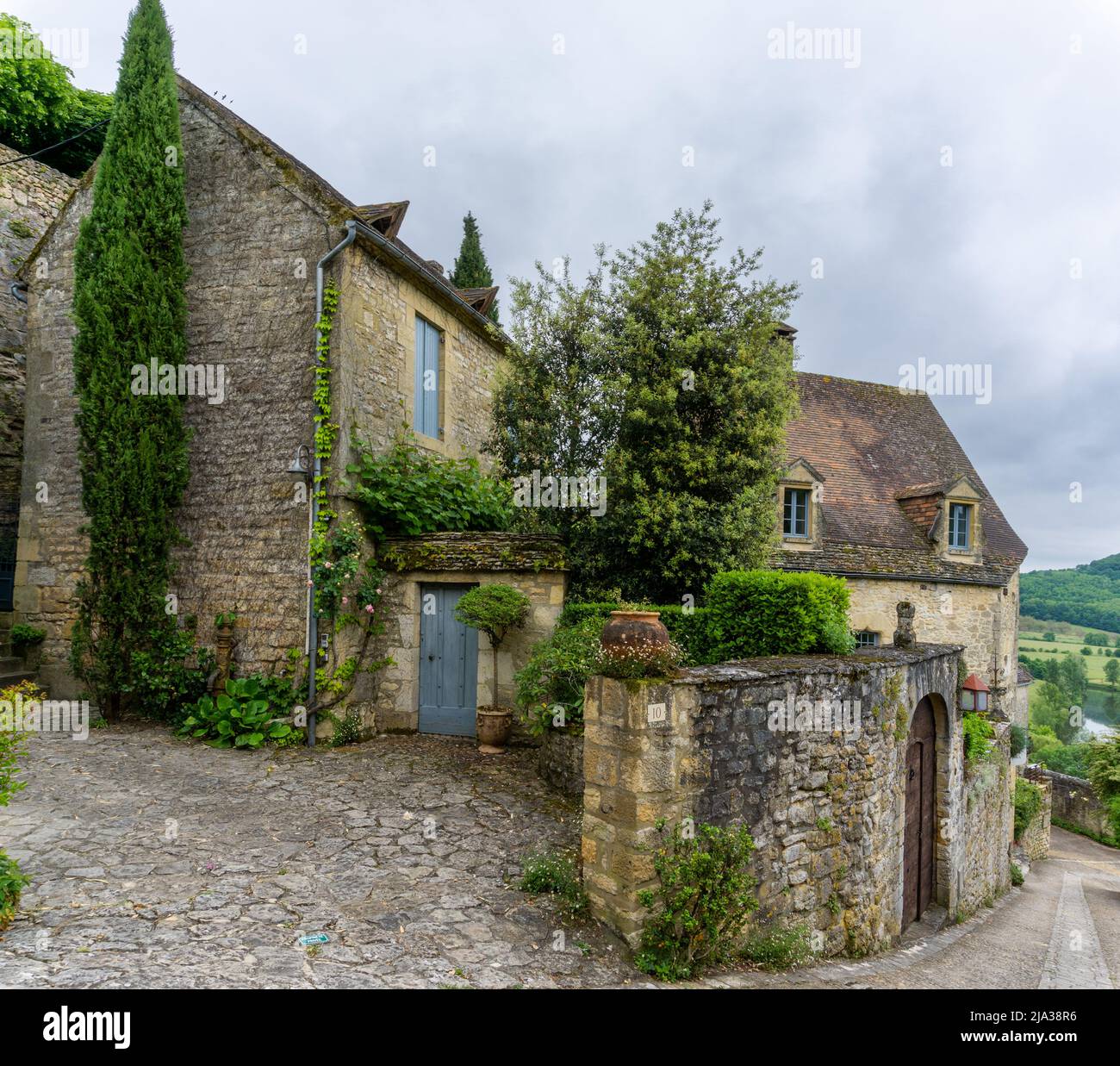 Beynac-et-Cazenac, Francia - 12 maggio, 2022: Il borgo medievale storico e pittoresco di Beynac-et-Cadenac nella valle della Dordogna Foto Stock