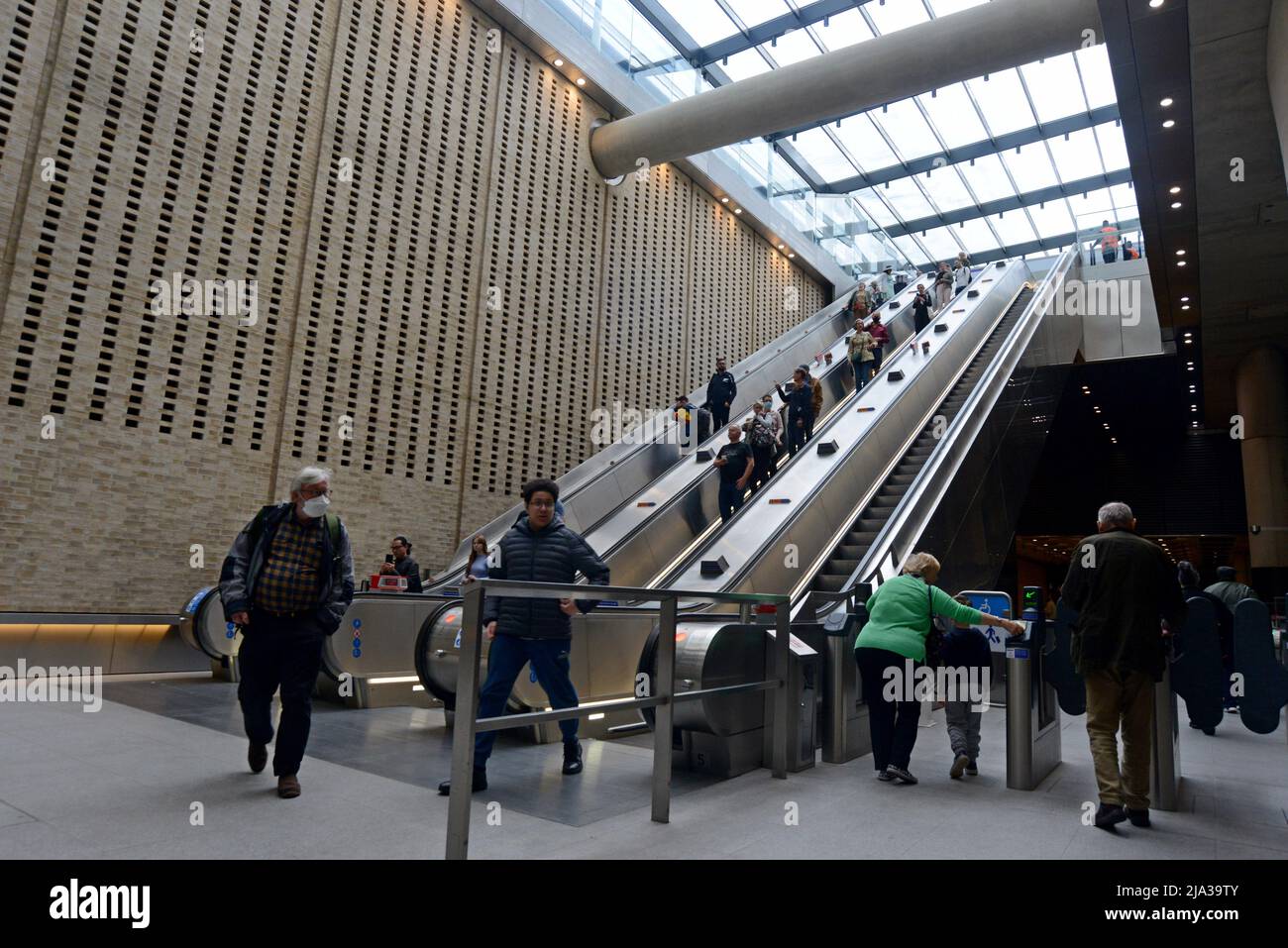 I passeggeri che entrano e lasciano la nuova stazione Crossrail Elizabeth Line a Paddington, Londra, il giorno di apertura, 24th maggio 2022 Foto Stock