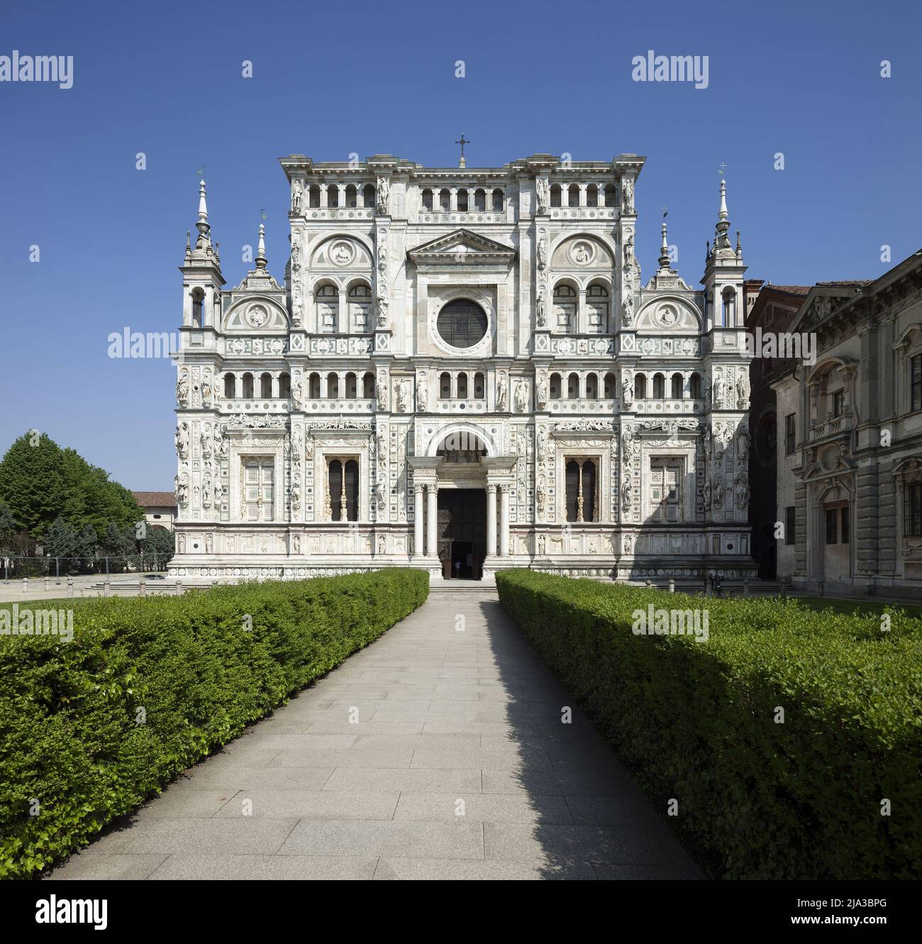Facade de l’eglise de la chartreuse de Pavie (Certosa di Pavia), Monastero fondé a l’Initiative de Gian Galeazzo Visconti, duc de Milan (1351-1402), Construit au 15eme pour l’ordre des Chartreux, Aujourd’hui occupe par les cisterciens, facade est l’oeuvre de Giovanni Amadeo (1447-1522) Architettura religieuse italienne de style gothique tardif et Renaissance. , Pavie, Lombardie, Italie. Foto Stock
