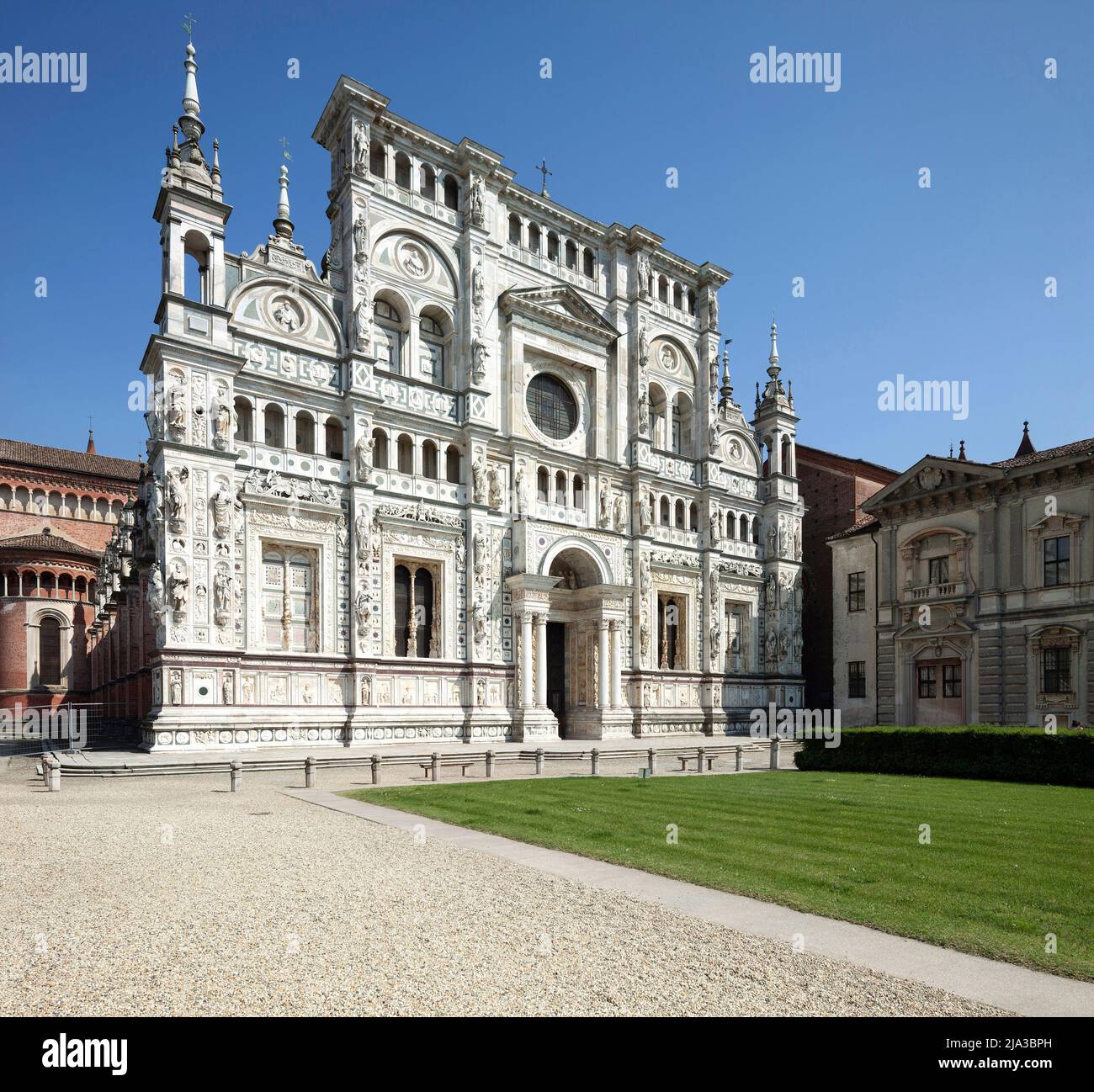 Facade de l’eglise de la chartreuse de Pavie (Certosa di Pavia), Monastero fondé a l’Initiative de Gian Galeazzo Visconti, duc de Milan (1351-1402), Construit au 15eme pour l’ordre des Chartreux, Aujourd’hui occupe par les cisterciens, facade est l’oeuvre de Giovanni Amadeo (1447-1522) Architettura religieuse italienne de style gothique tardif et Renaissance. , Pavie, Lombardie, Italie. Foto Stock