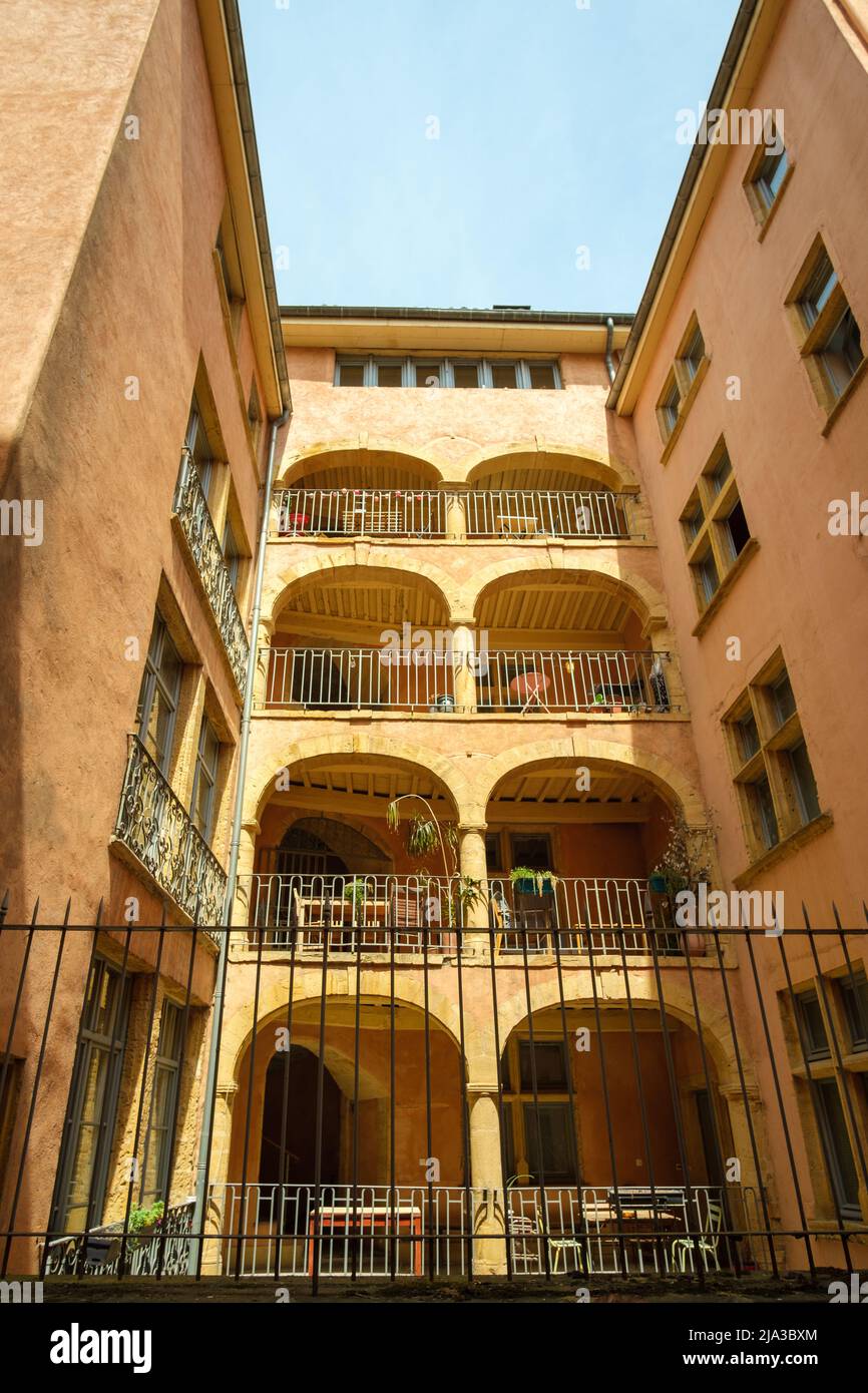 Lione, Francia - 10 maggio 2022 : tipico edificio residenziale colorato con balconi e archi nella zona vecchia di Lione Foto Stock