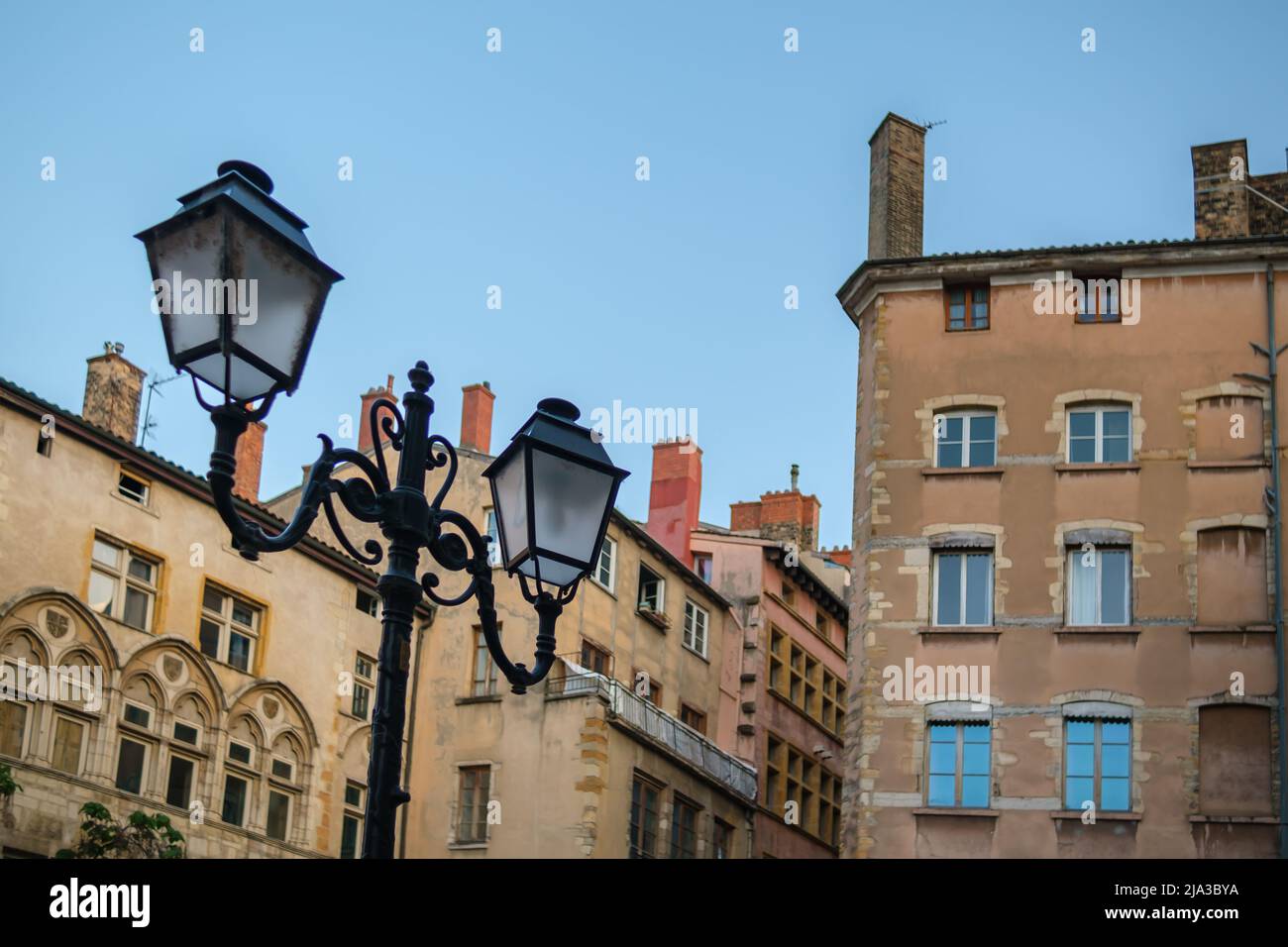 La pittoresca città vecchia di Lione con i suoi colorati edifici residenziali e lampione d'epoca Foto Stock