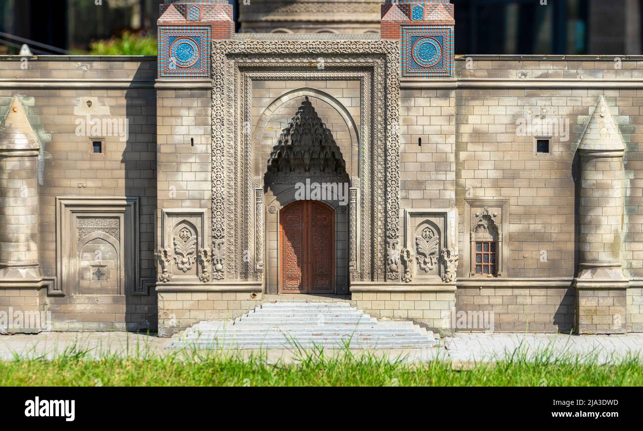 Vista dettagliata del Minareto doppio Madrasa (Erzurum) nel Parco Miniaturk di Istanbul, Turchia. Foto Stock